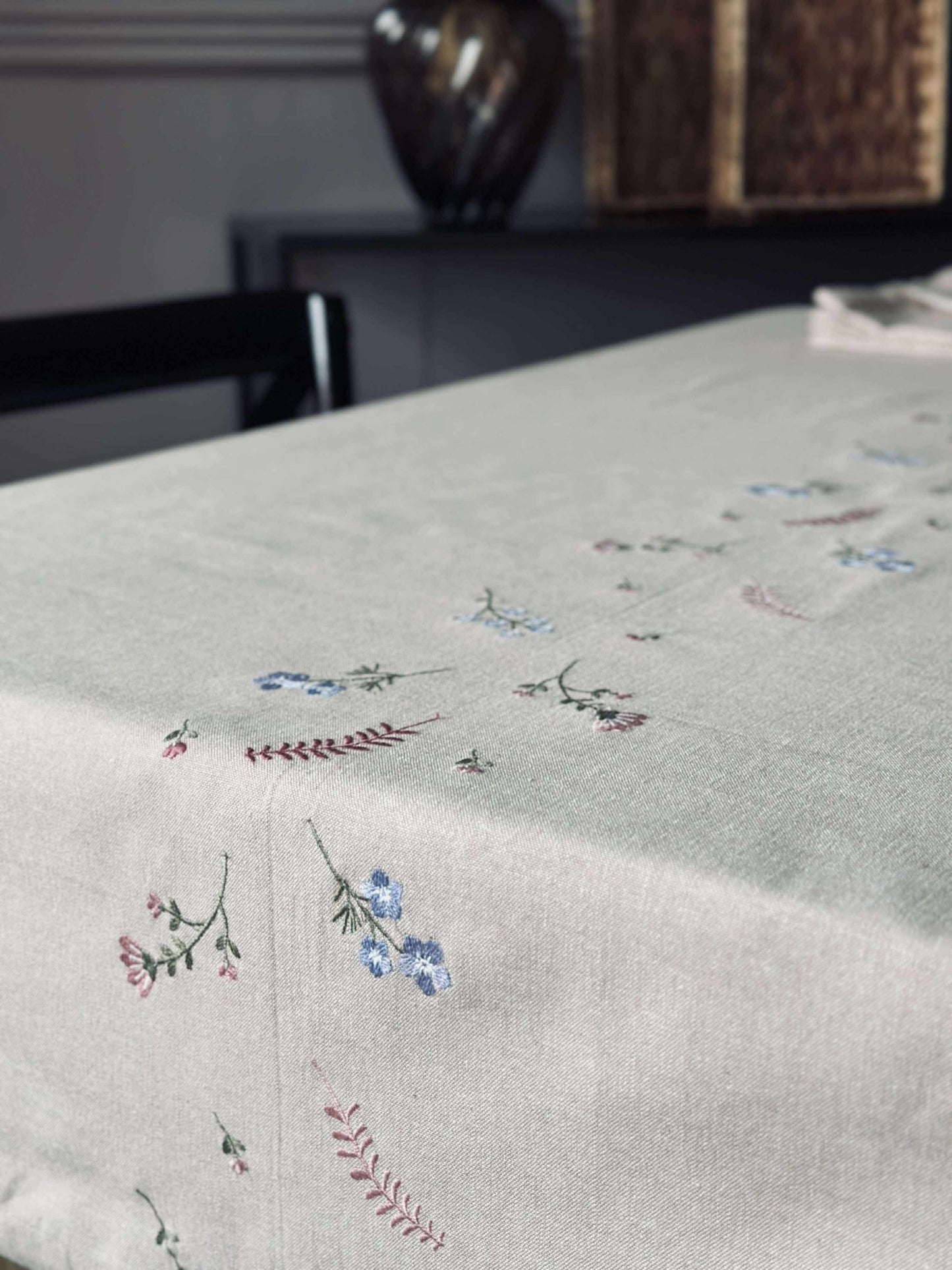 Duk med blomsterbroderi - Linlook
