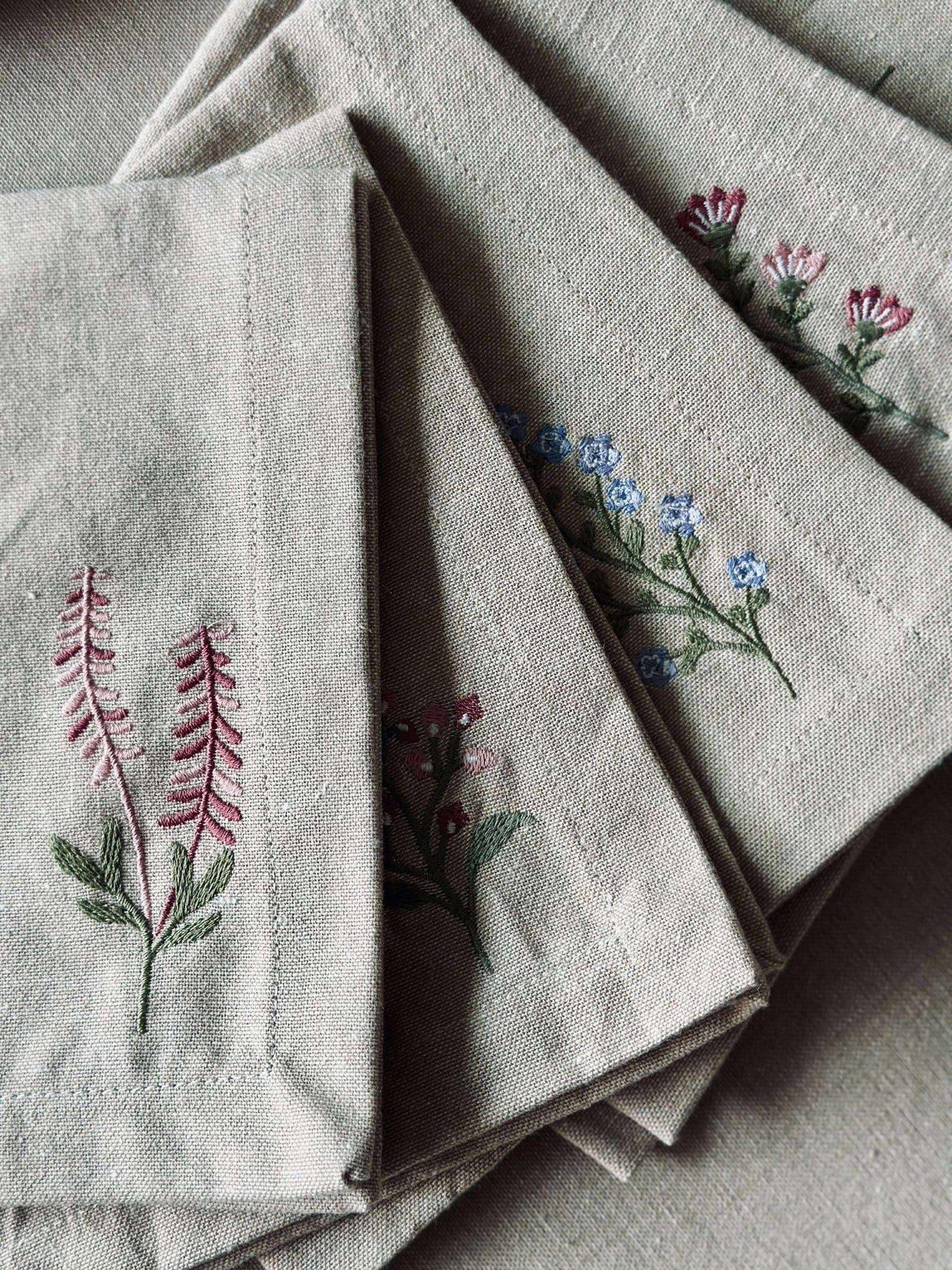 Munnservietter flower broderi - Pakke med 4 stk