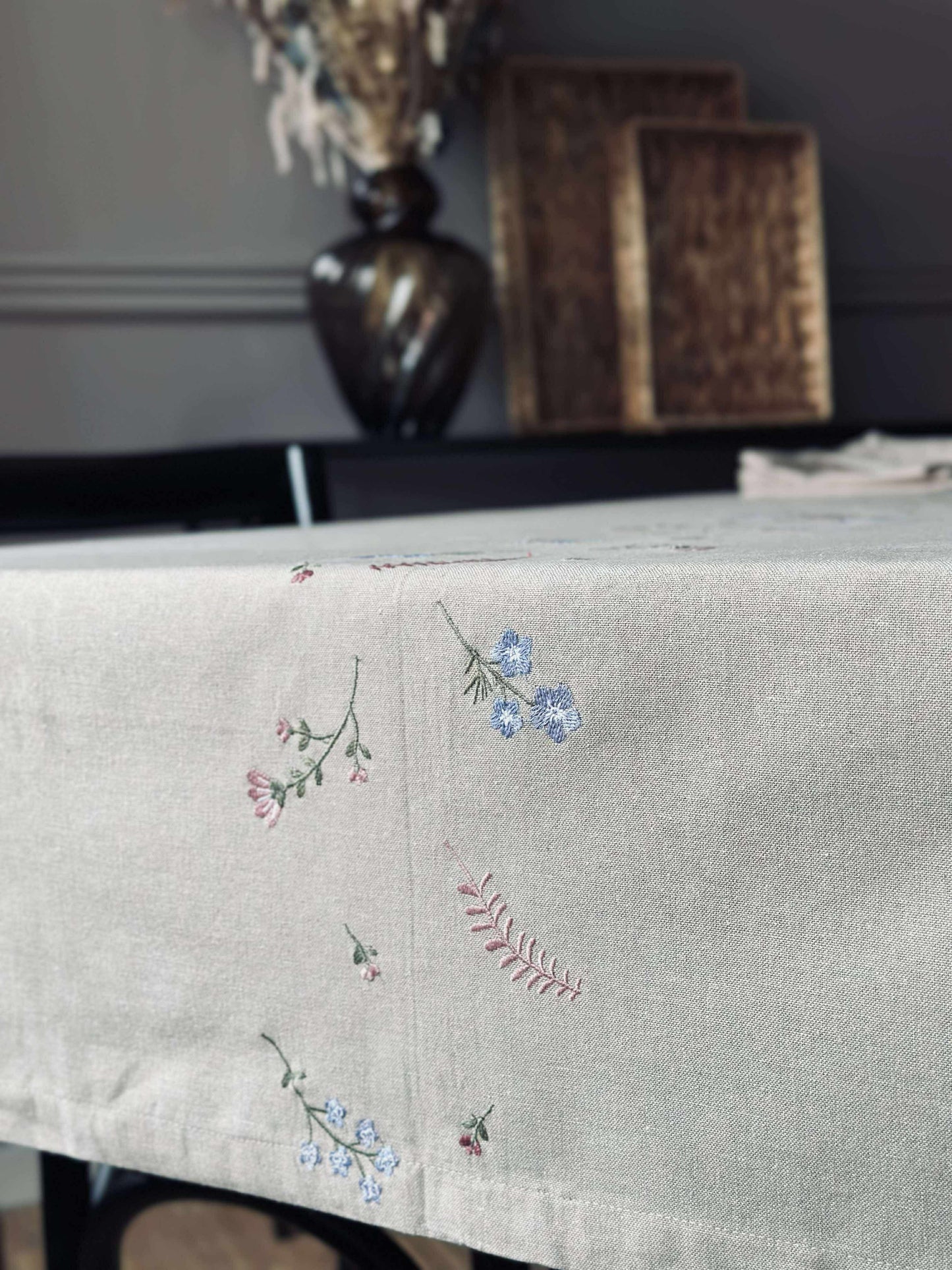 Duk med blomsterbroderi - Linlook