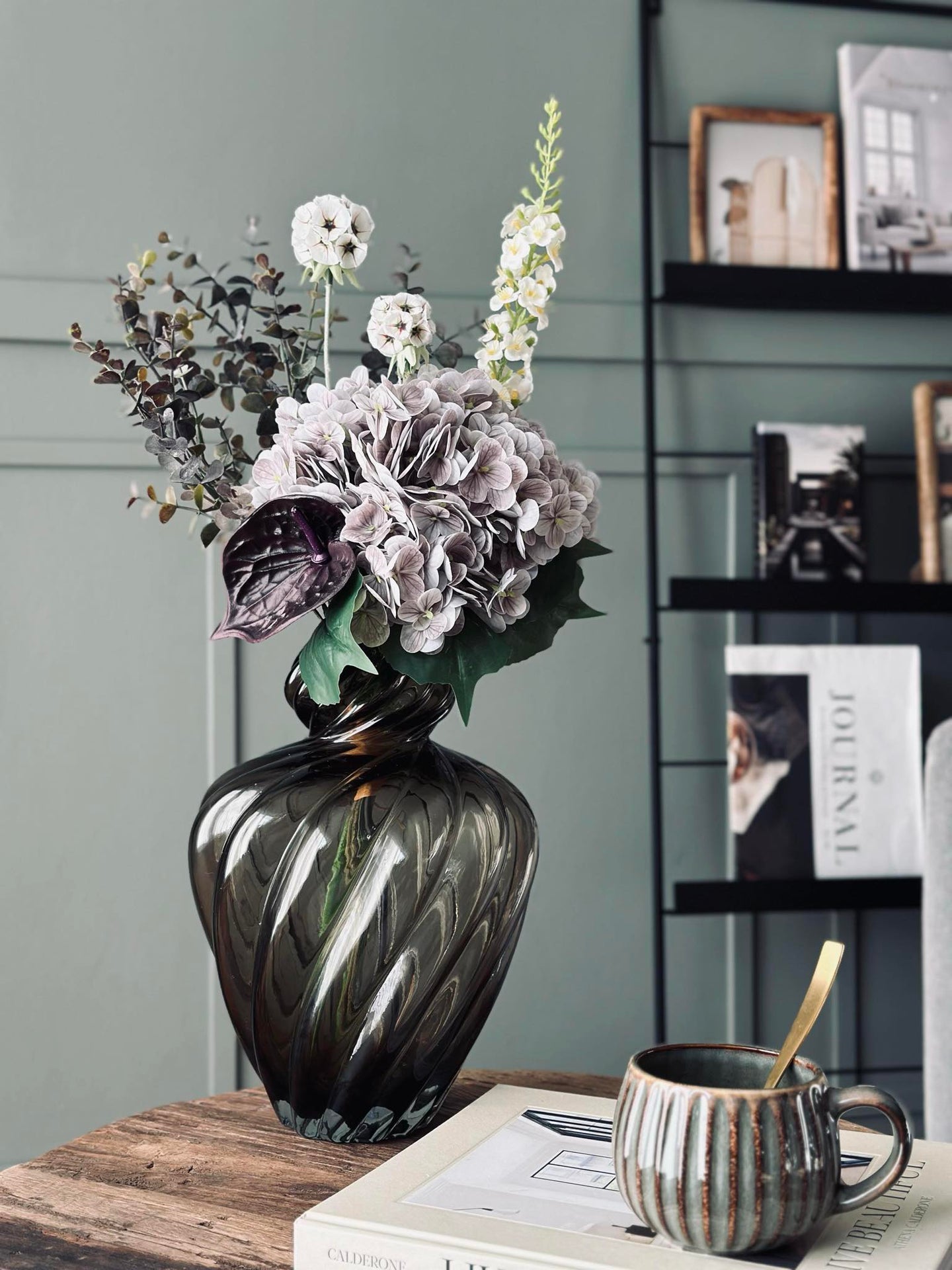 Bukett med hortensia og eukalyptus