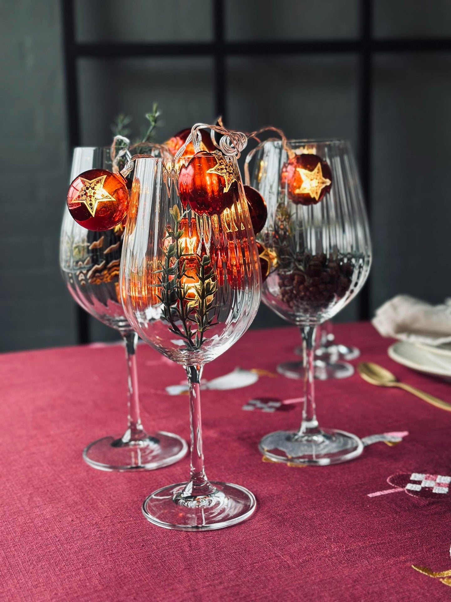 Lyskjede med små julekuler