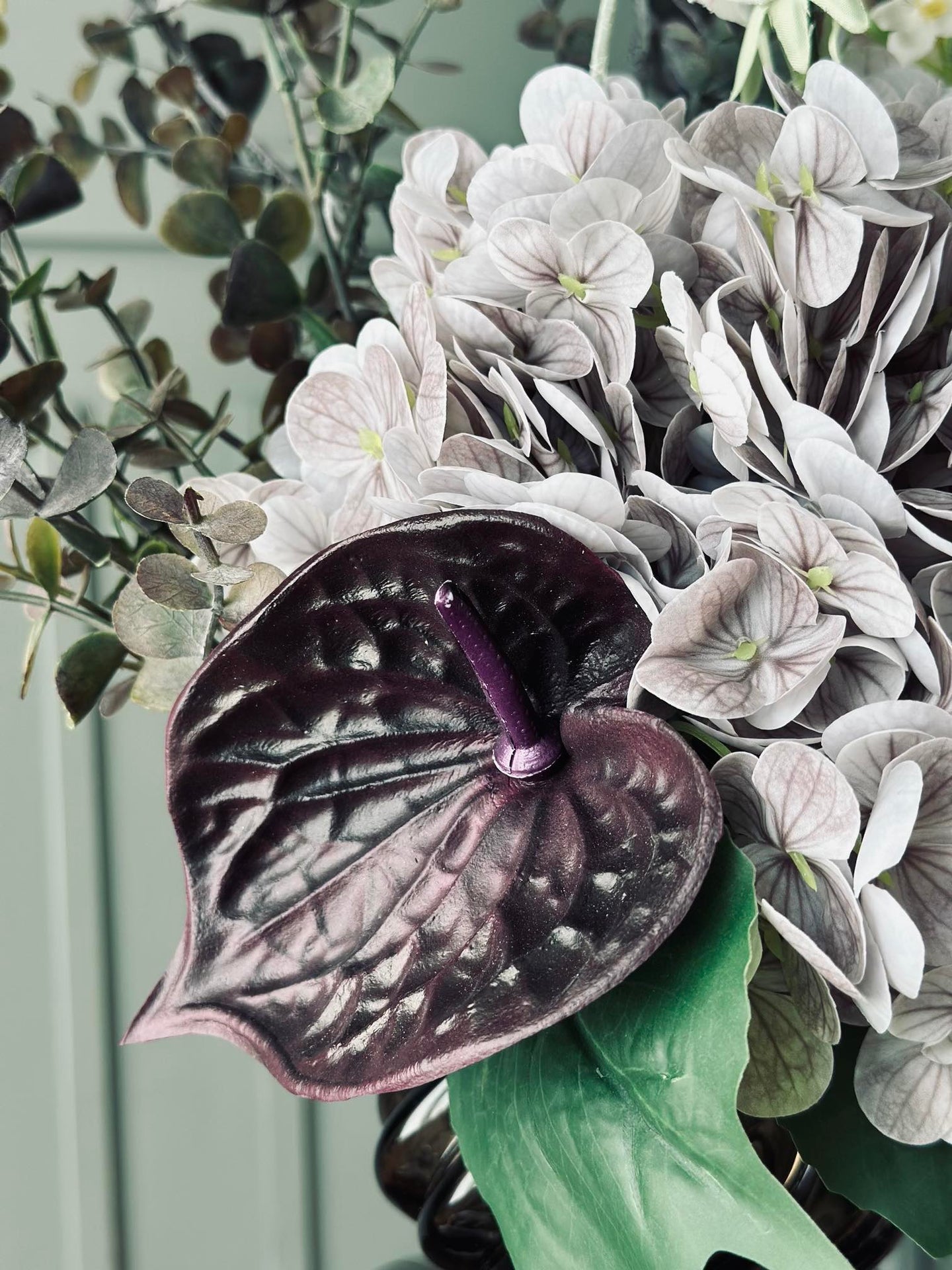 Bukett med hortensia og eukalyptus