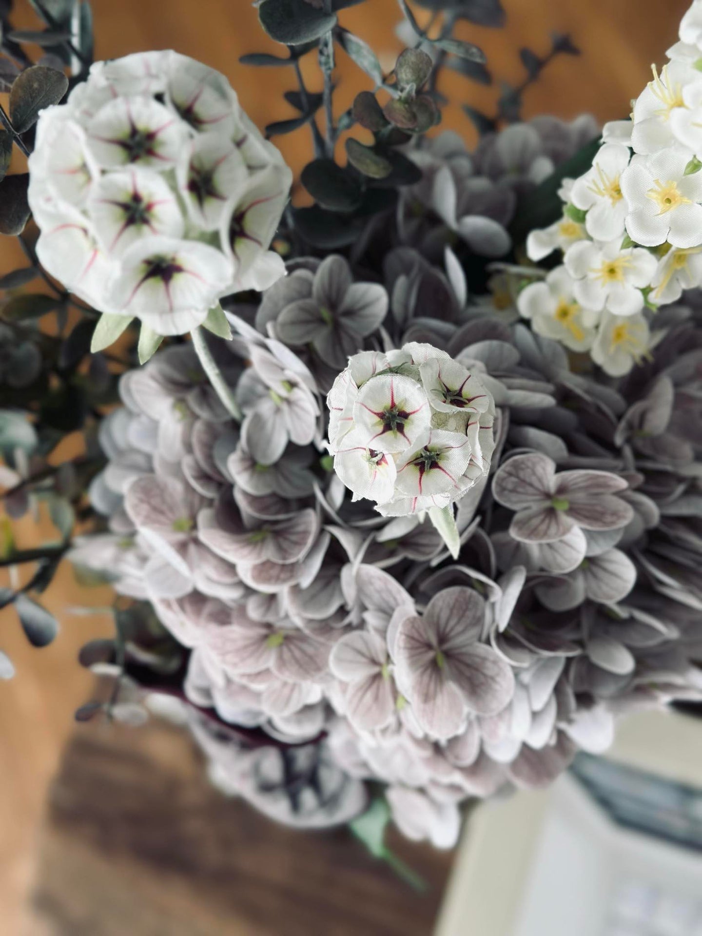 Bukett med hortensia og eukalyptus