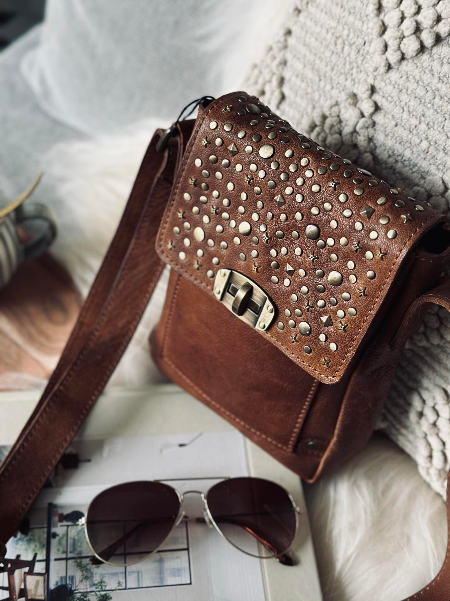 Mobilveske med nitter - Cognac
