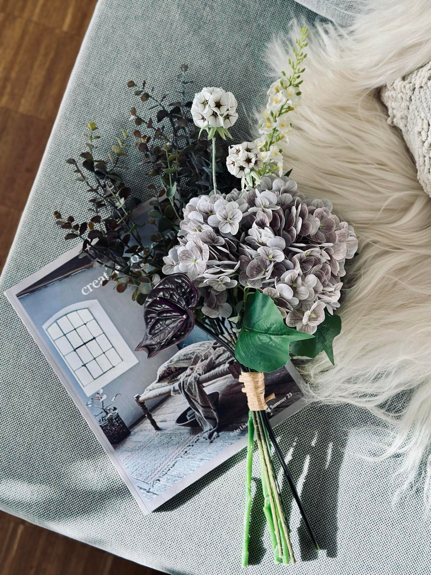 Bukett med hortensia og eukalyptus