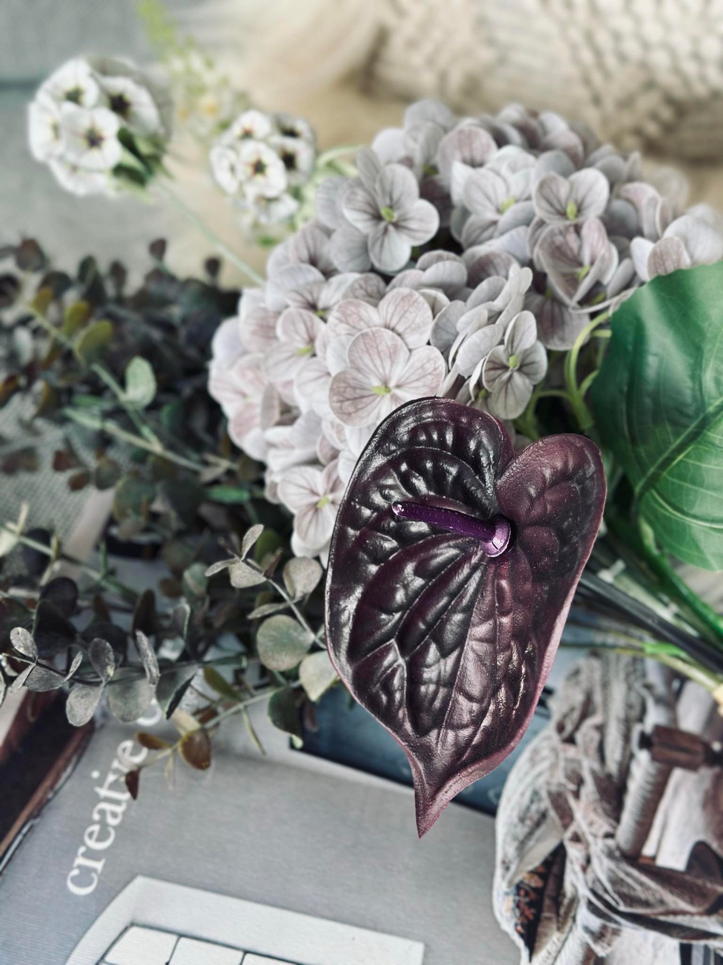 Bukett med hortensia og eukalyptus
