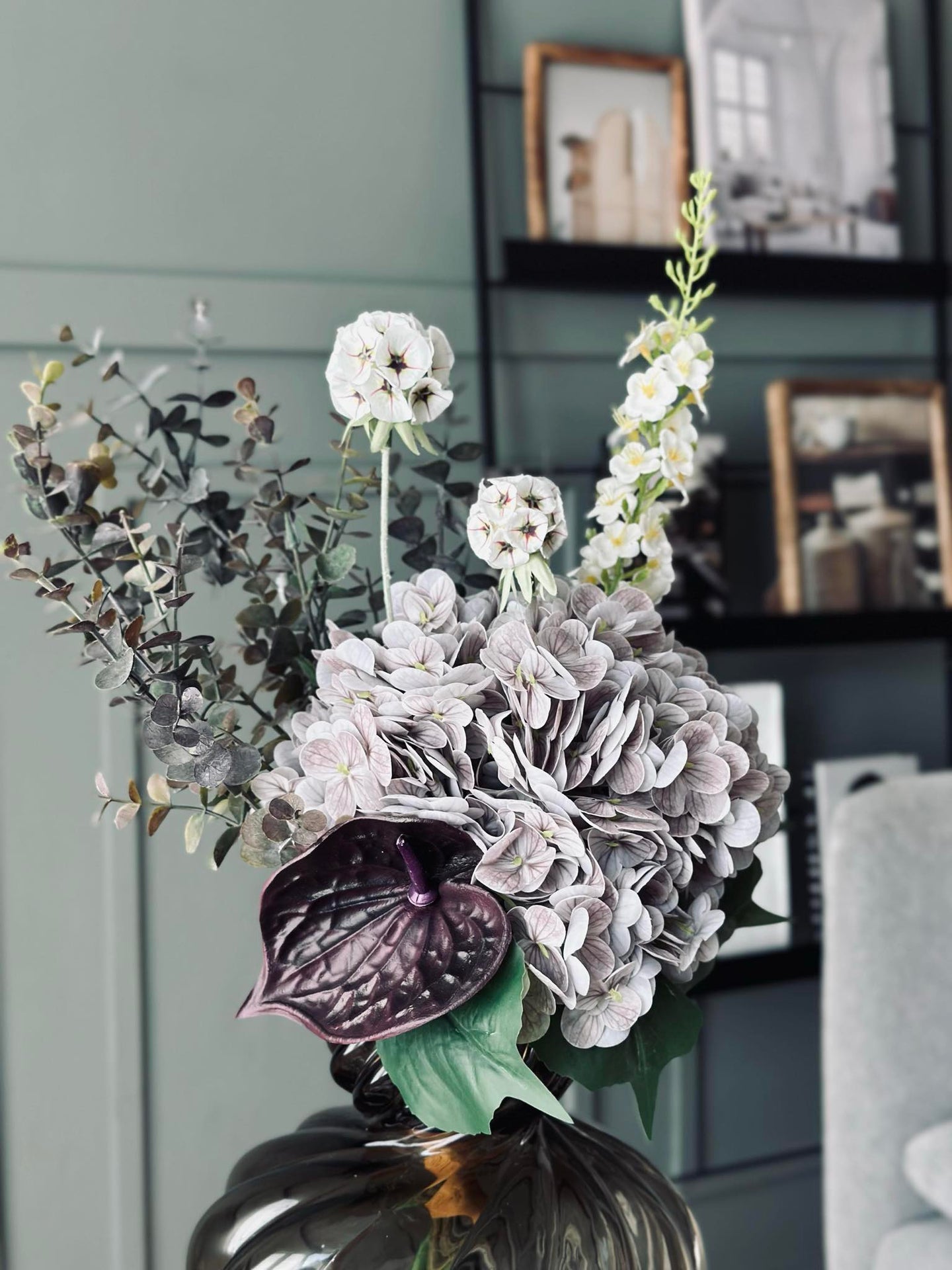 Bukett med hortensia og eukalyptus