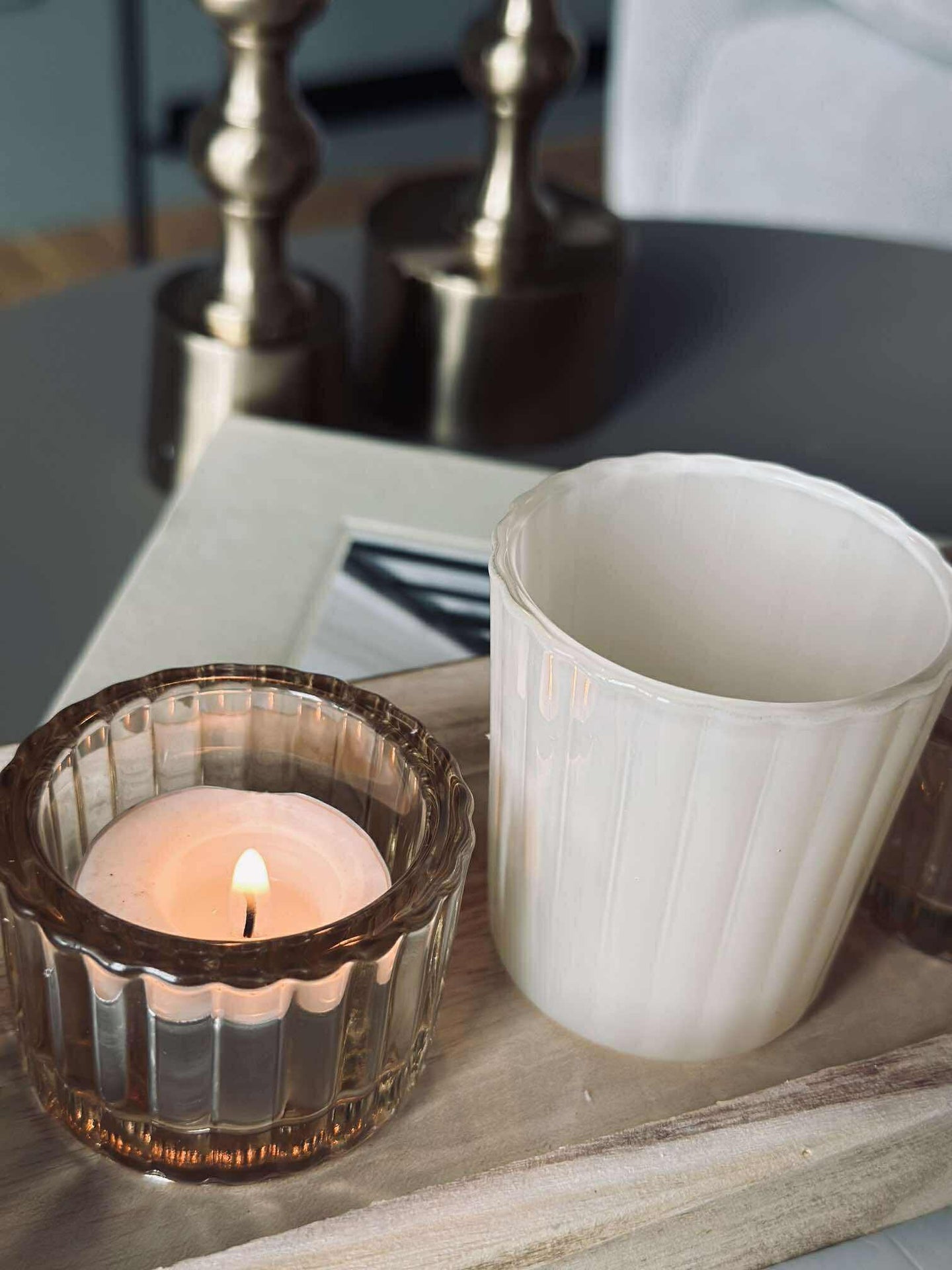 Brett med lysestaker og vase