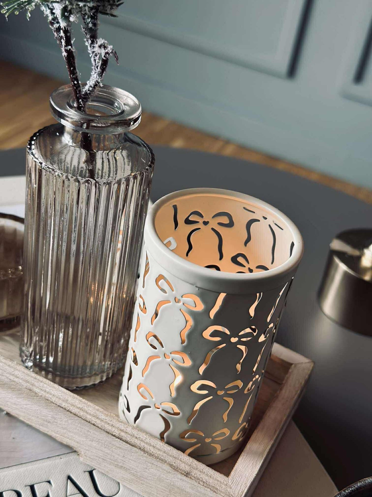Brett med lysestaker og vase
