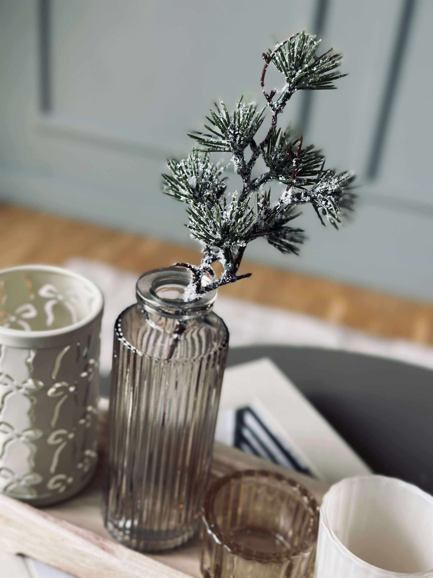 Brett med lysestaker og vase