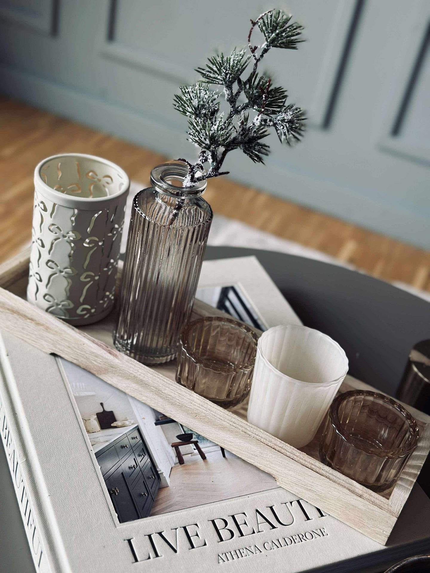 Brett med lysestaker og vase