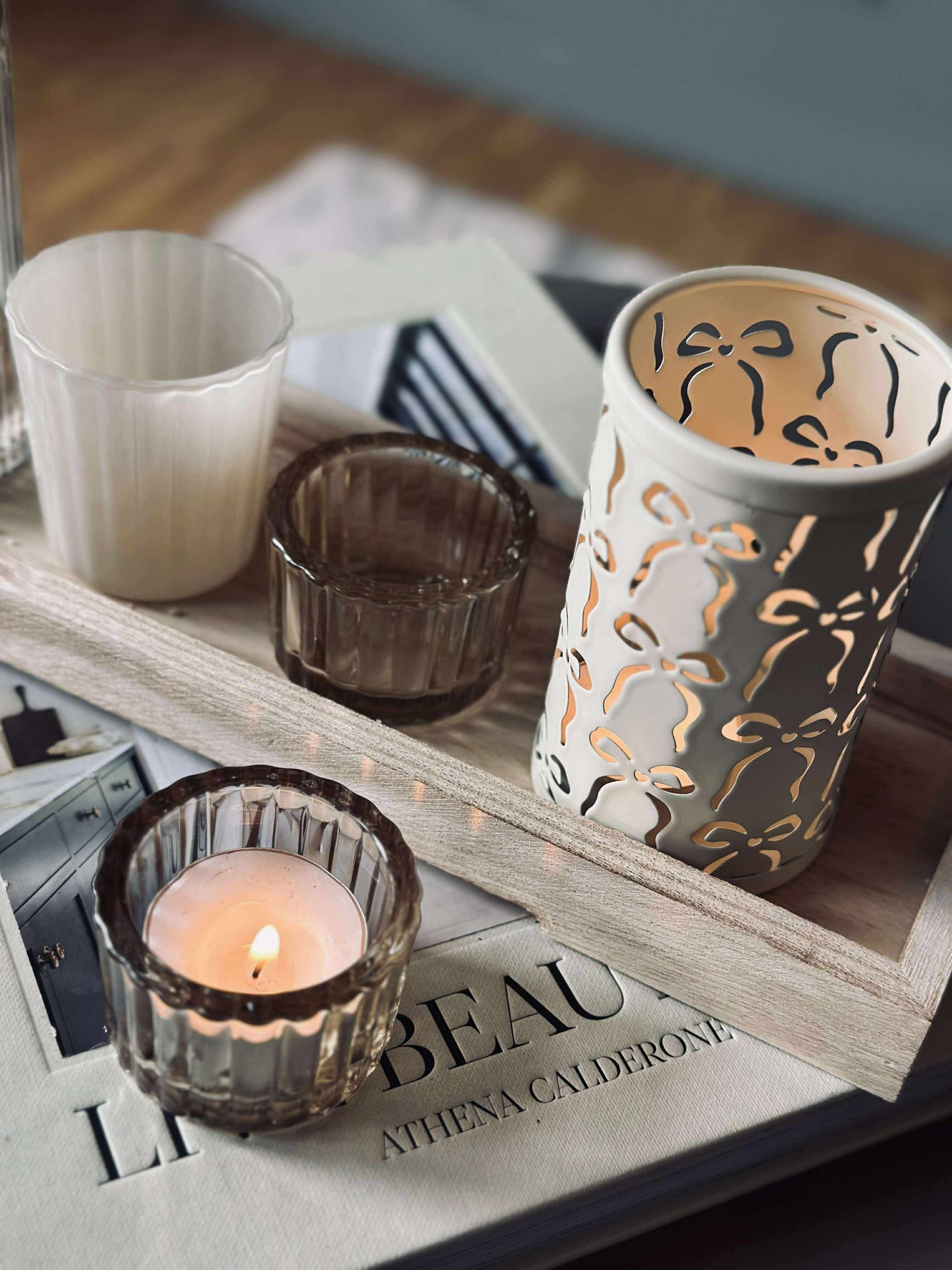 Brett med lysestaker og vase