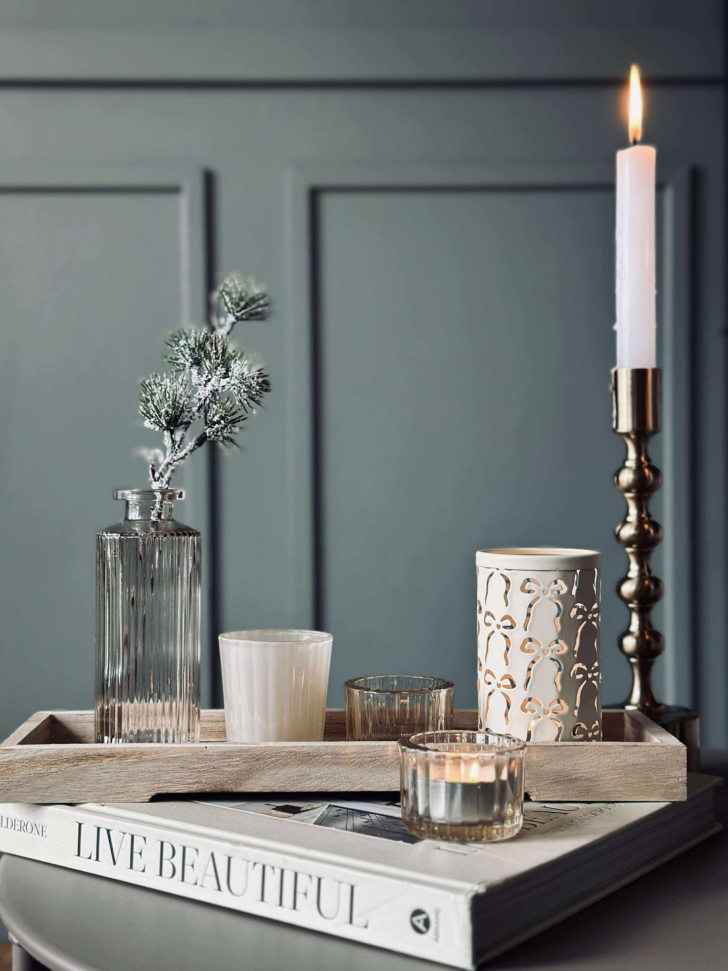 Brett med lysestaker og vase