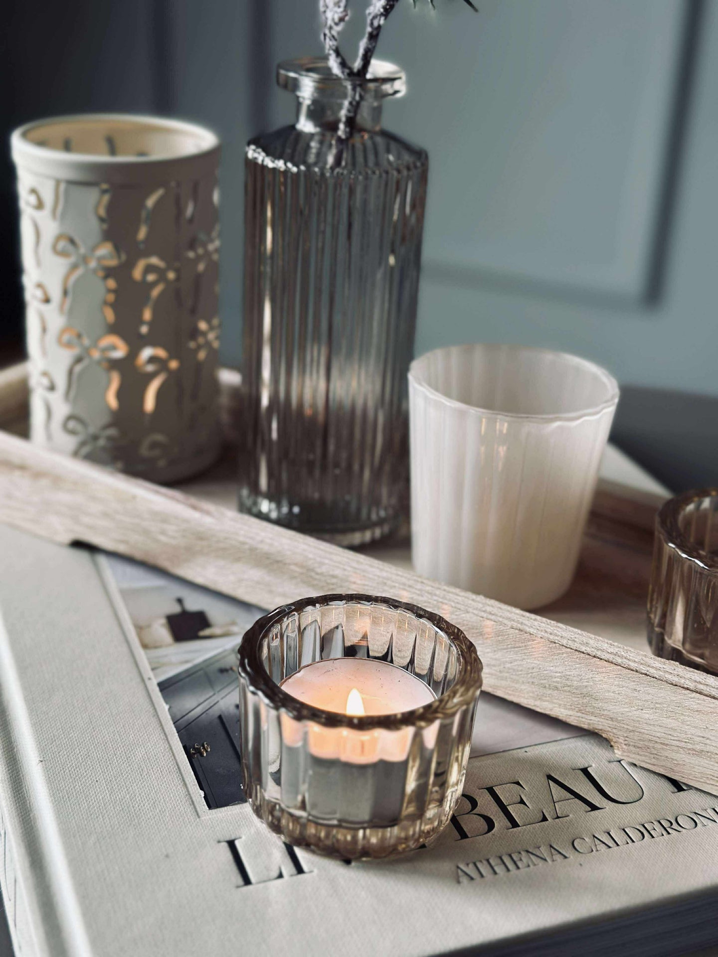 Brett med lysestaker og vase