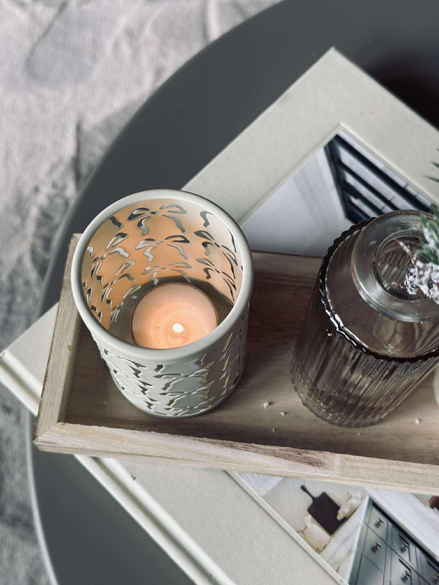 Brett med lysestaker og vase