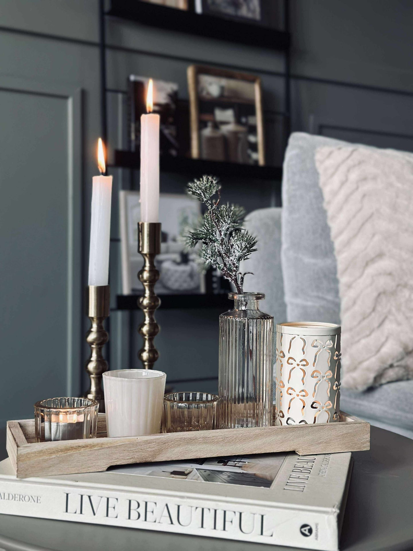 Brett med lysestaker og vase