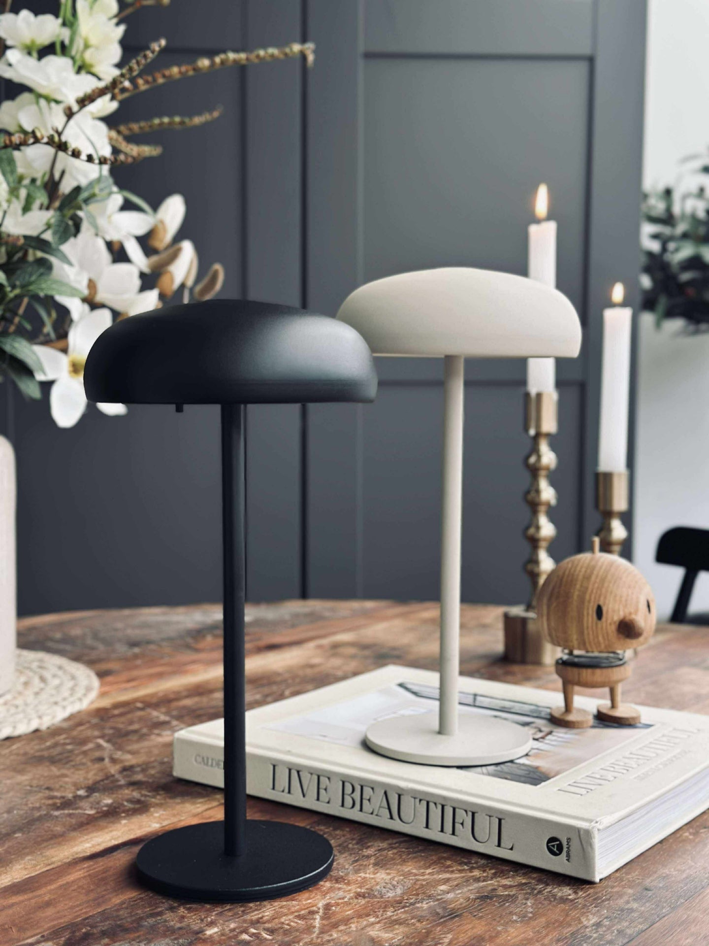 Isolde LED touch bordlampe. Svart/Beige