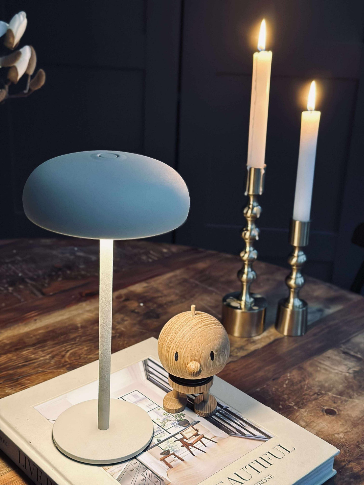 Isolde LED touch bordlampe. Svart/Beige
