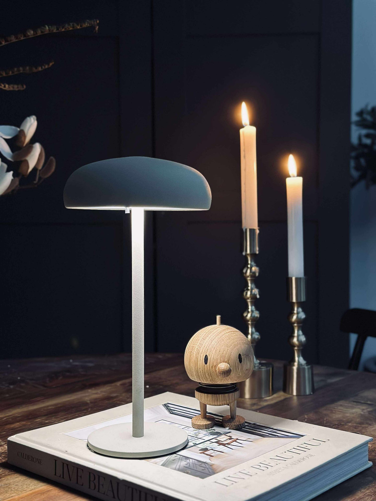 Isolde LED touch bordlampe. Svart/Beige