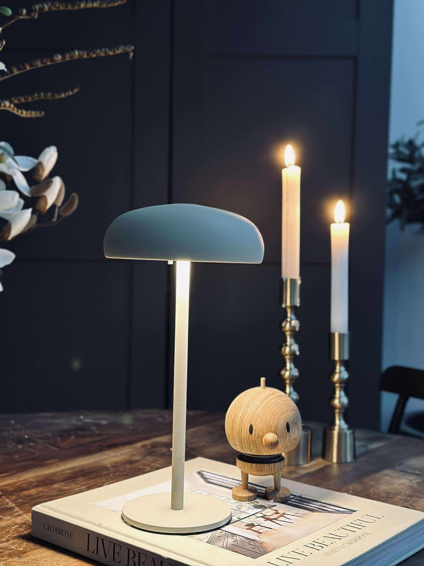 Isolde LED touch bordlampe. Svart/Beige