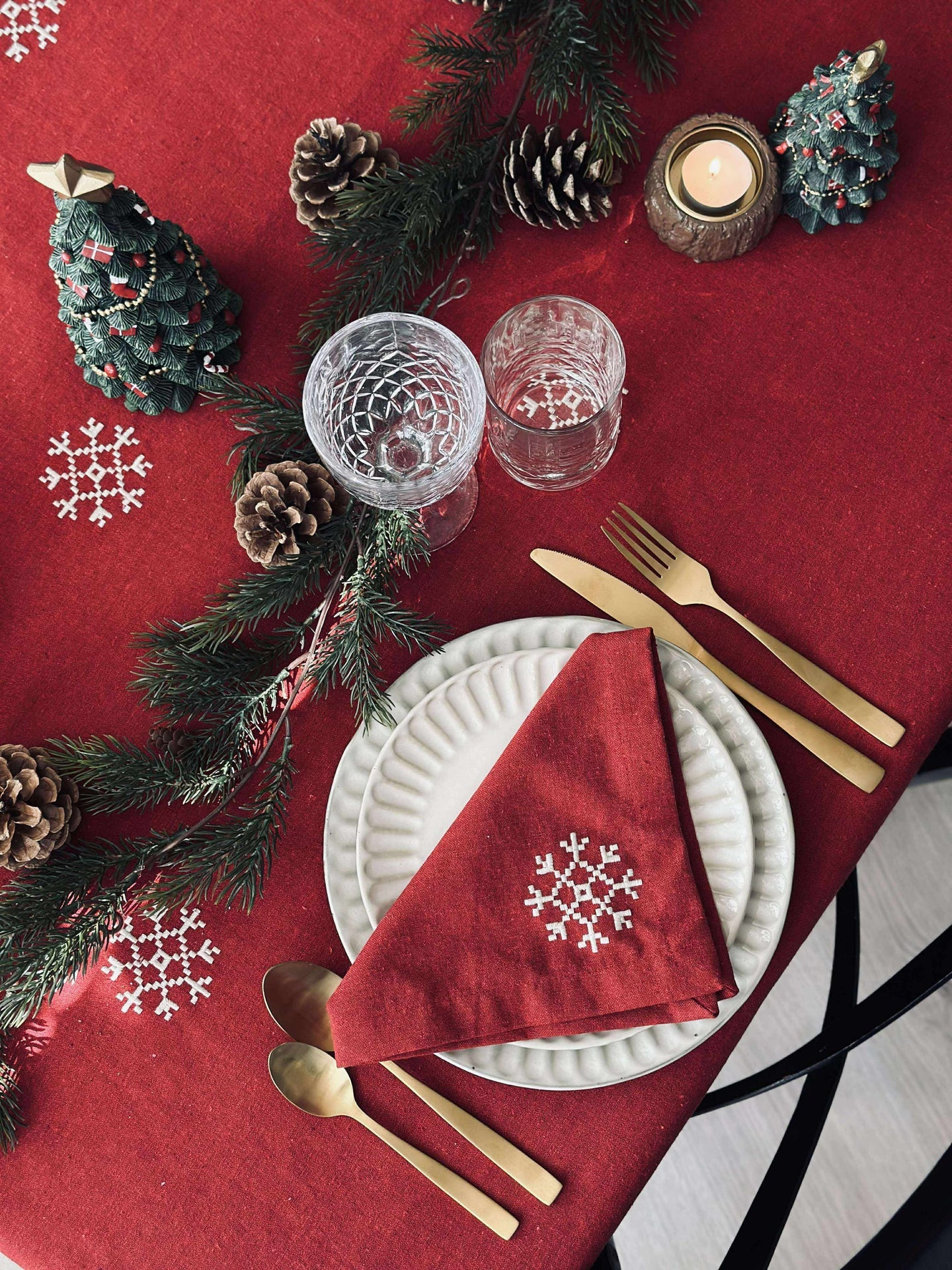 Rød juleduk med broderi - Flere størrelser