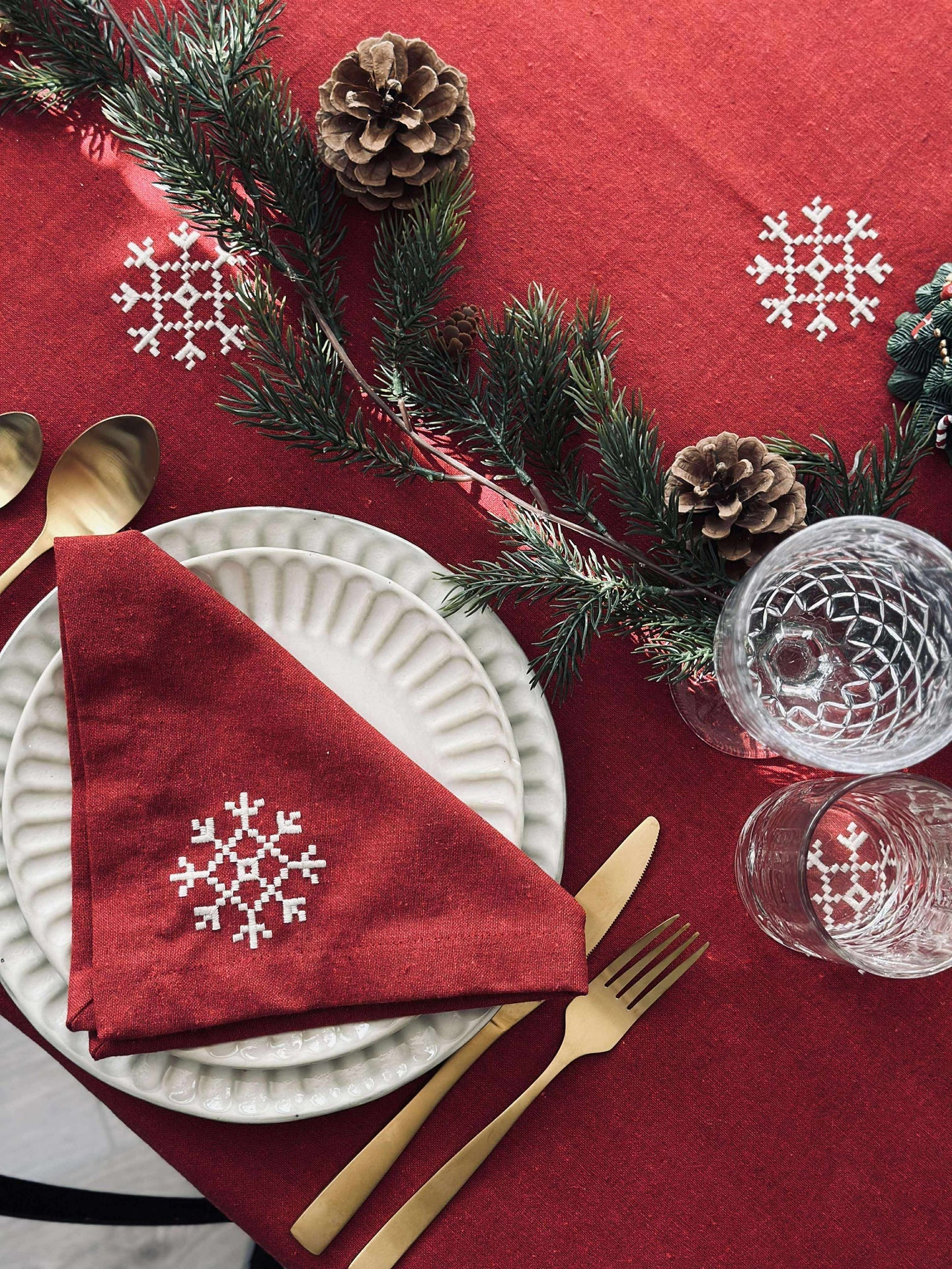 Rød juleduk med broderi - Flere størrelser