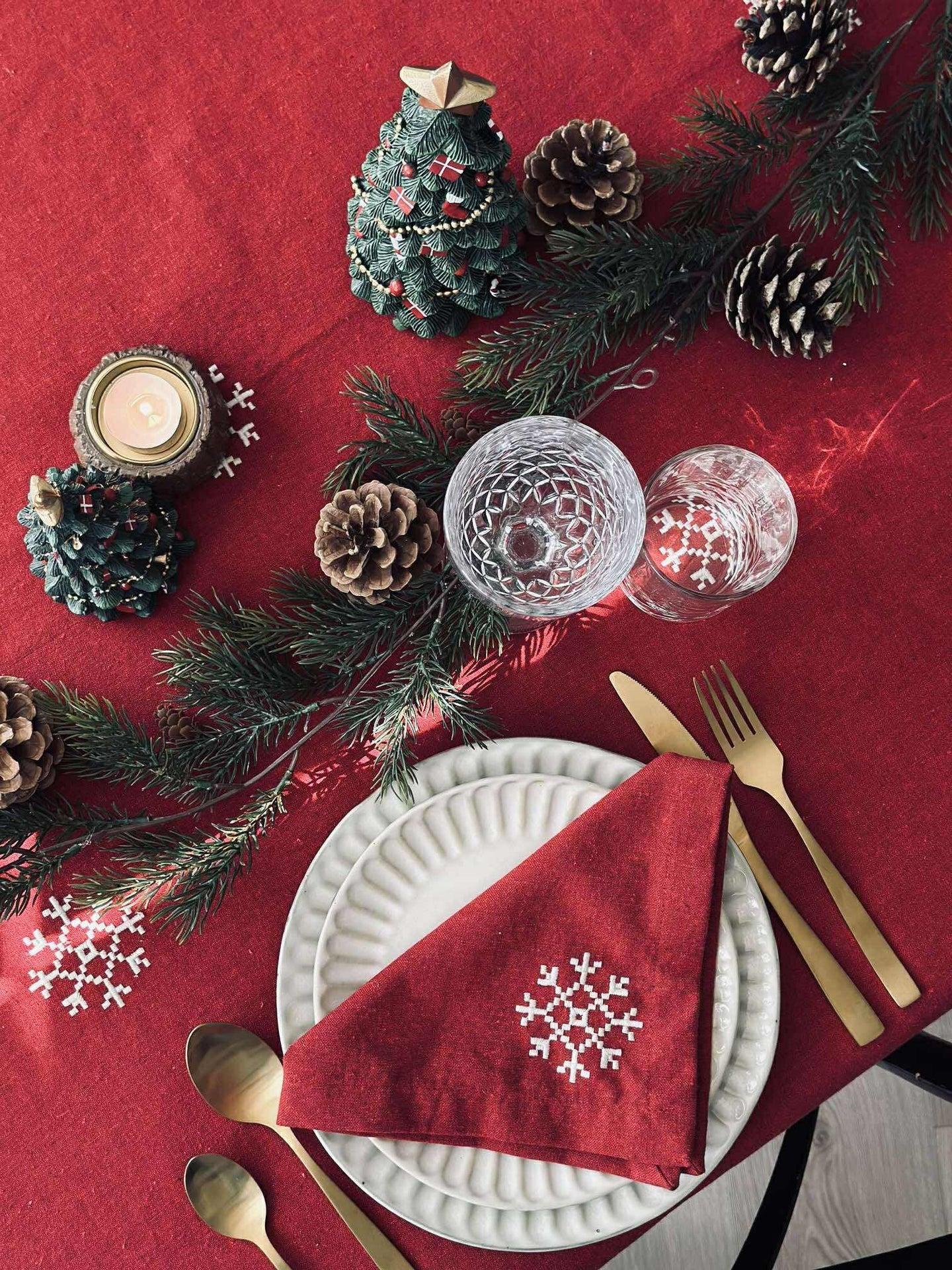 Rød juleduk med broderi - Flere størrelser