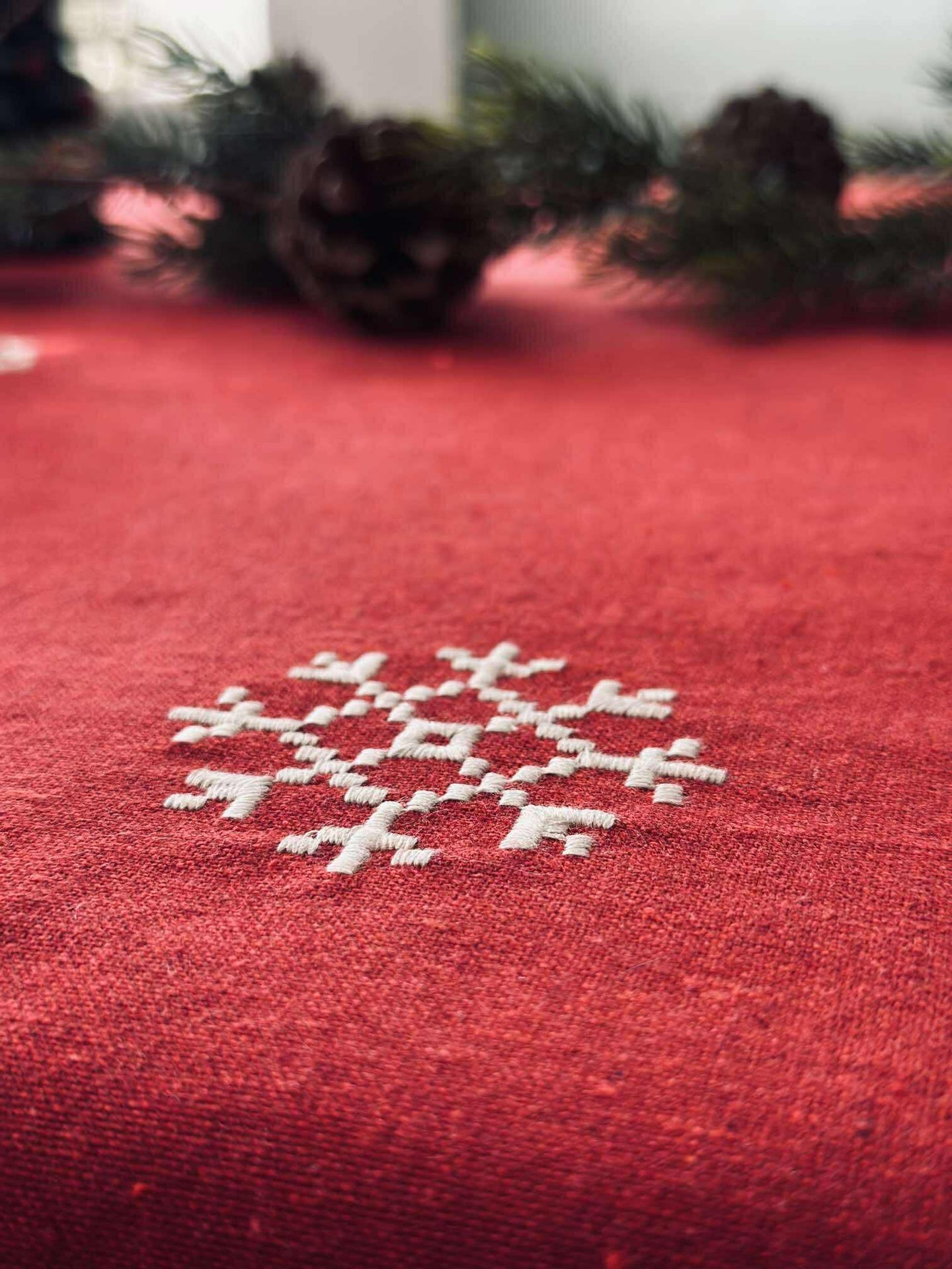 Rød juleduk med broderi - Flere størrelser