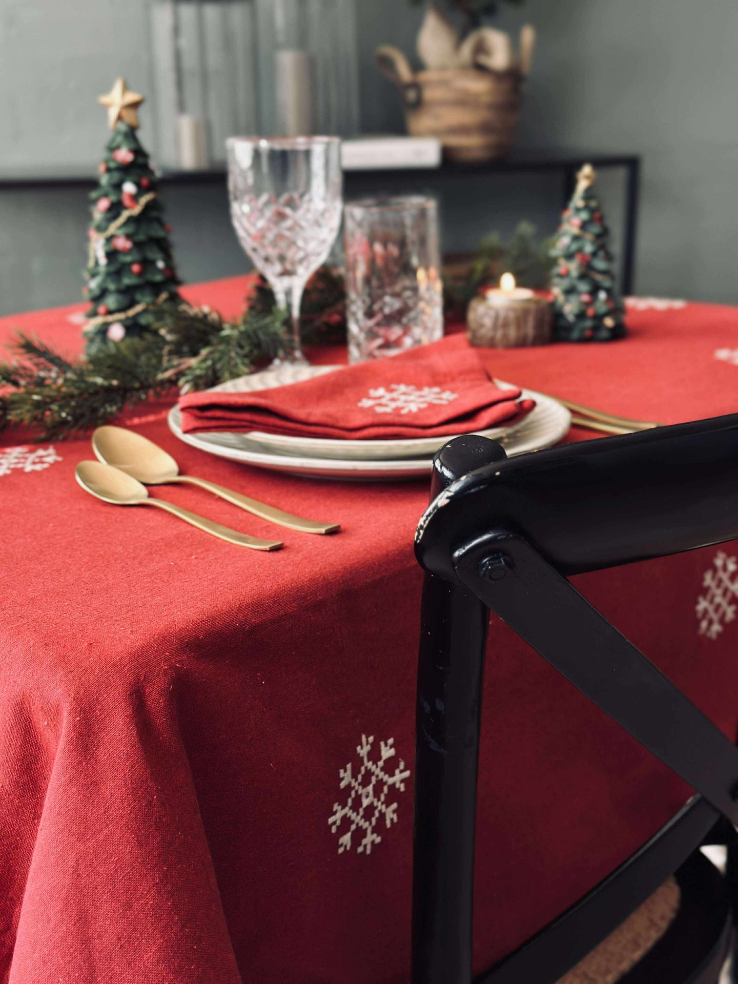 Rød juleduk med broderi - Flere størrelser