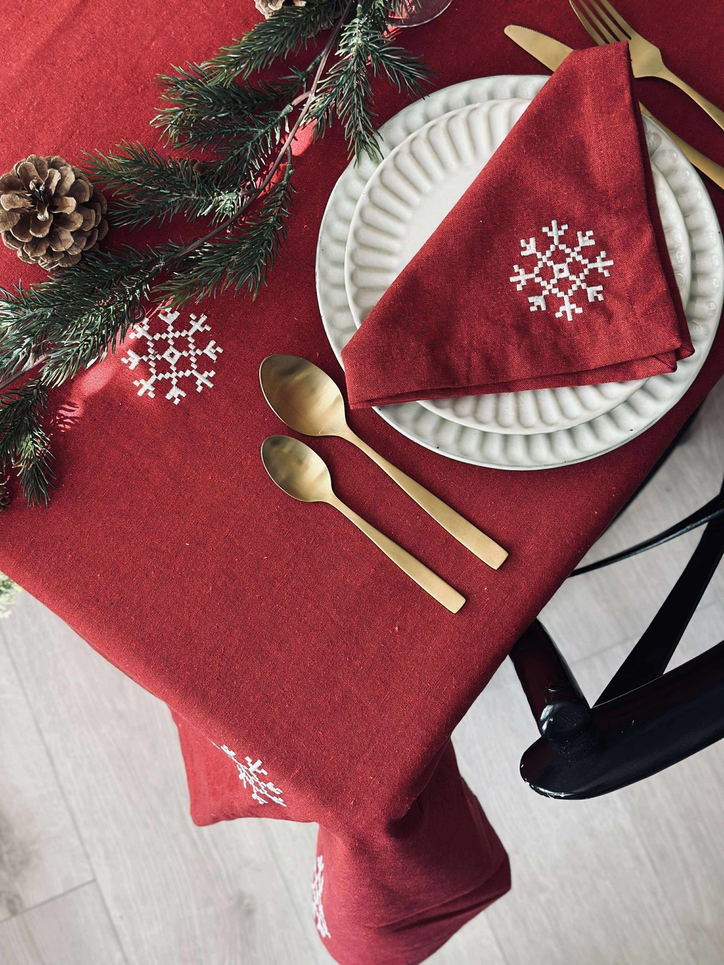 Rød juleduk med broderi - Flere størrelser