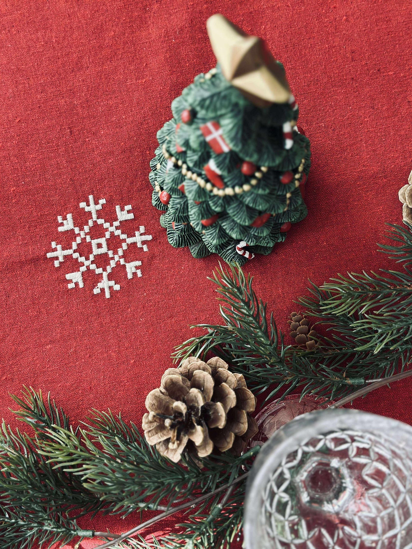 Rød juleduk med broderi - Flere størrelser