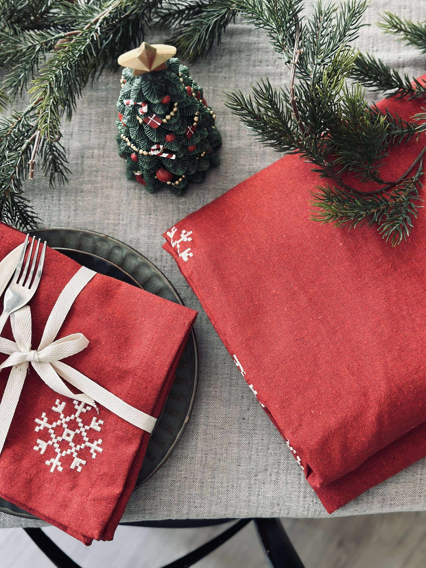 Rød juleduk med broderi - Flere størrelser