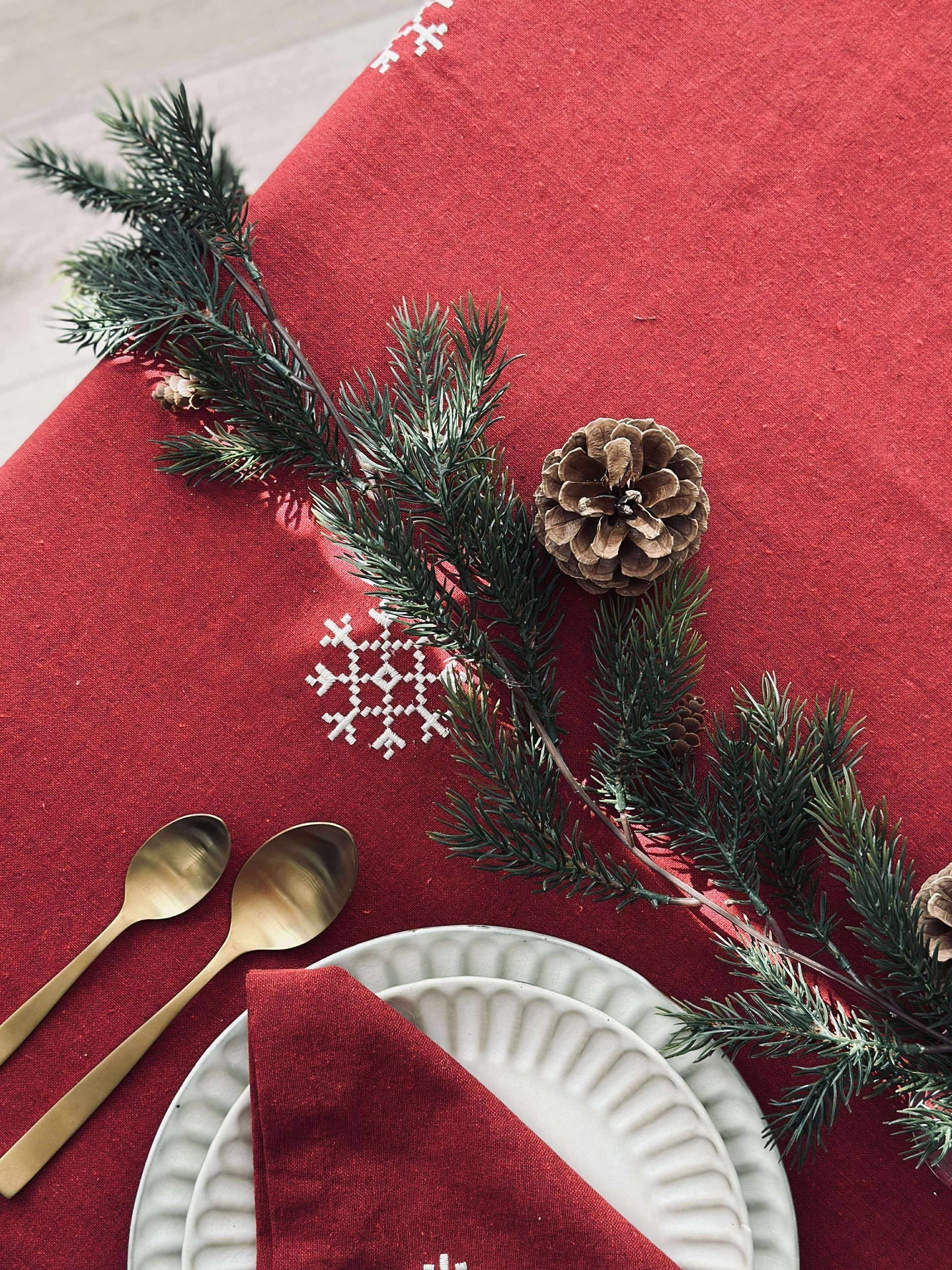Rød juleduk med broderi - Flere størrelser