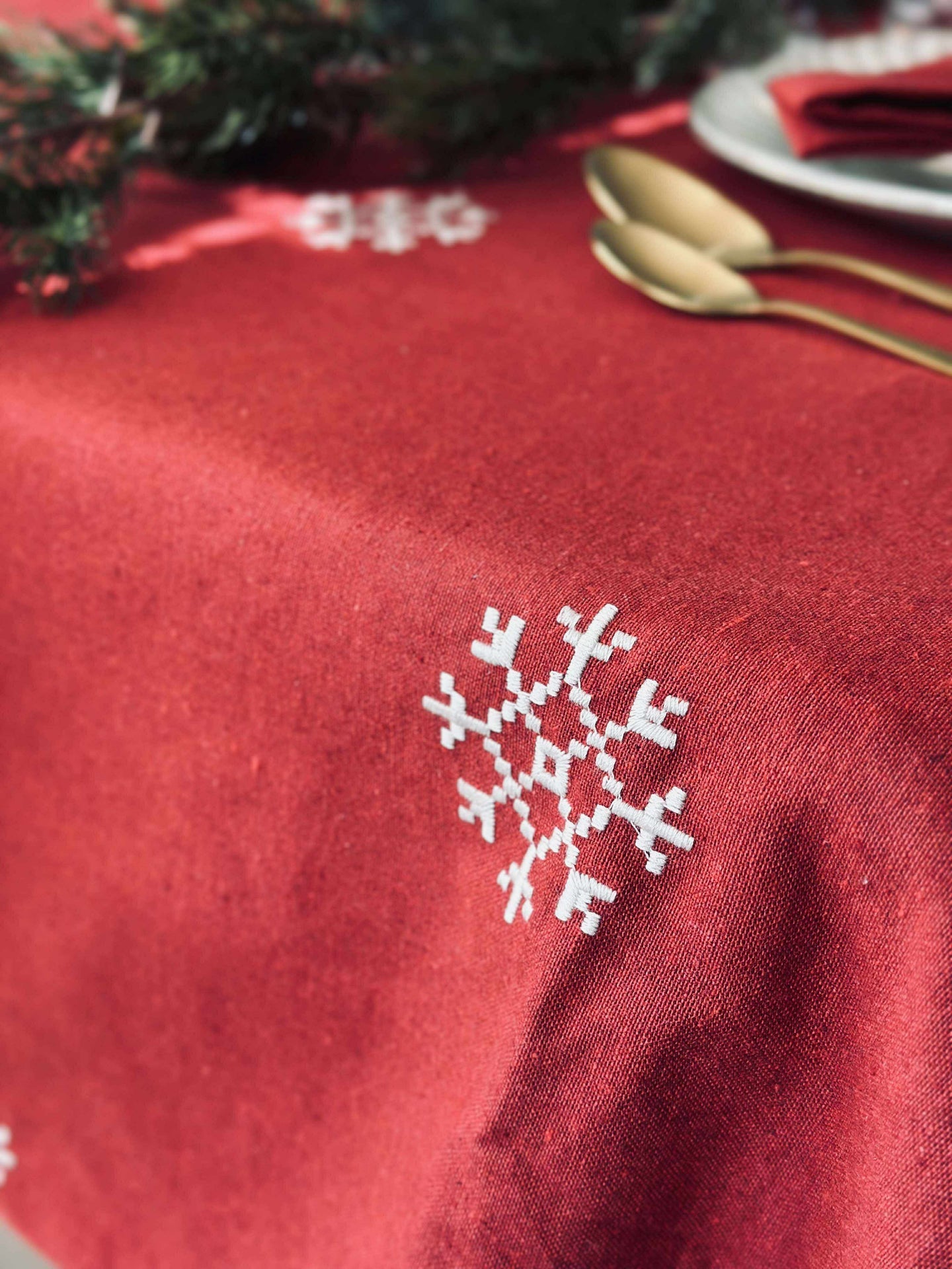 Juleduk Rød JUL med broderi - Flere størrelser