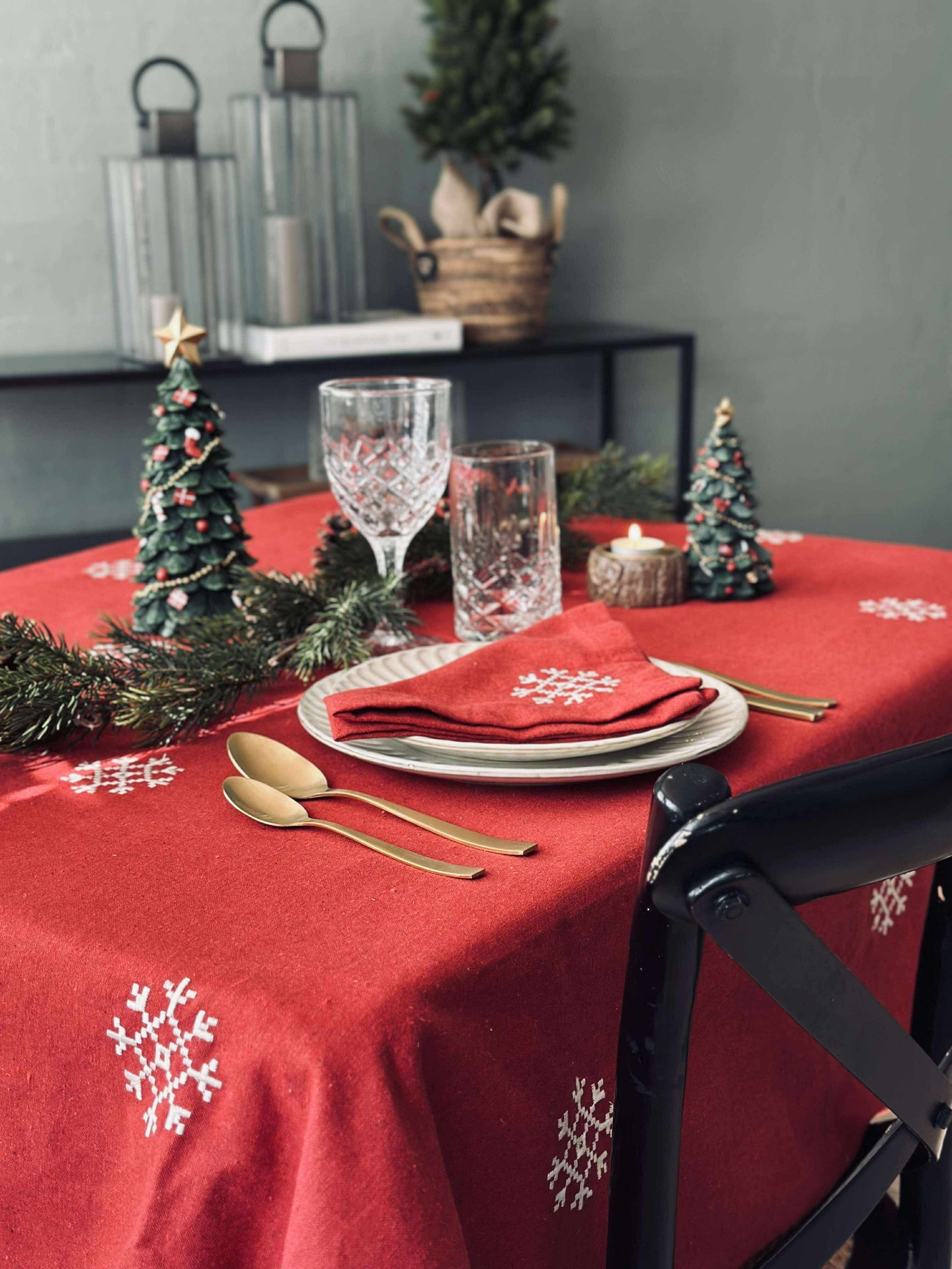 Rød juleduk med broderi - Flere størrelser