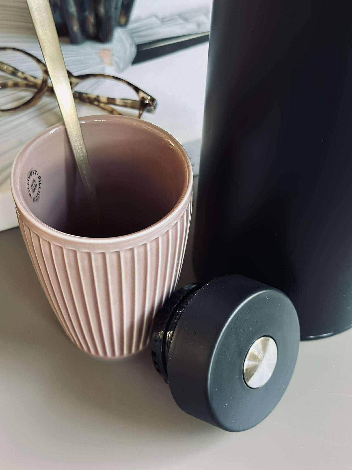 Termokanne med trykknappfunksjon - 1 liter