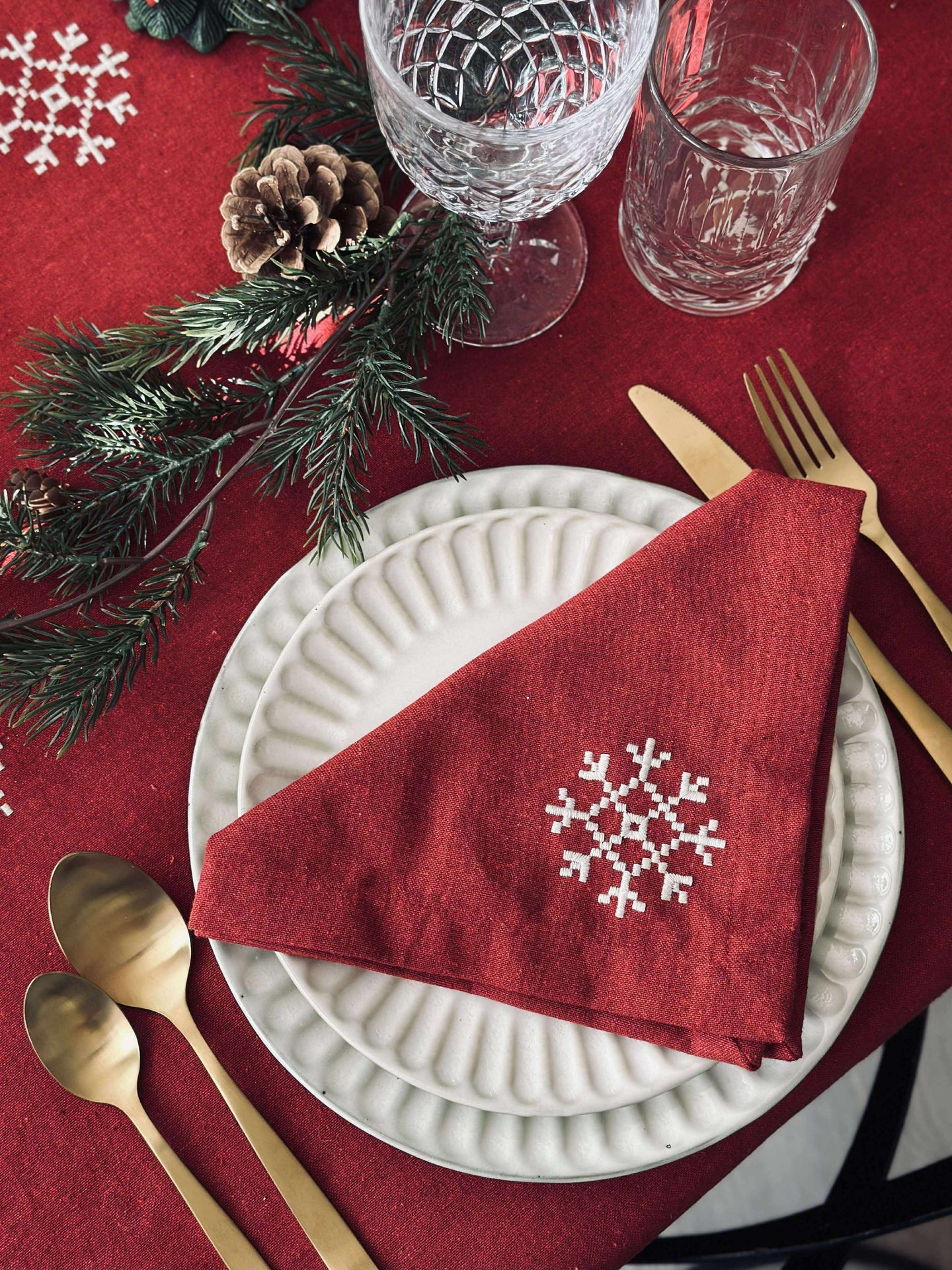 Rød juleduk med broderi - Flere størrelser