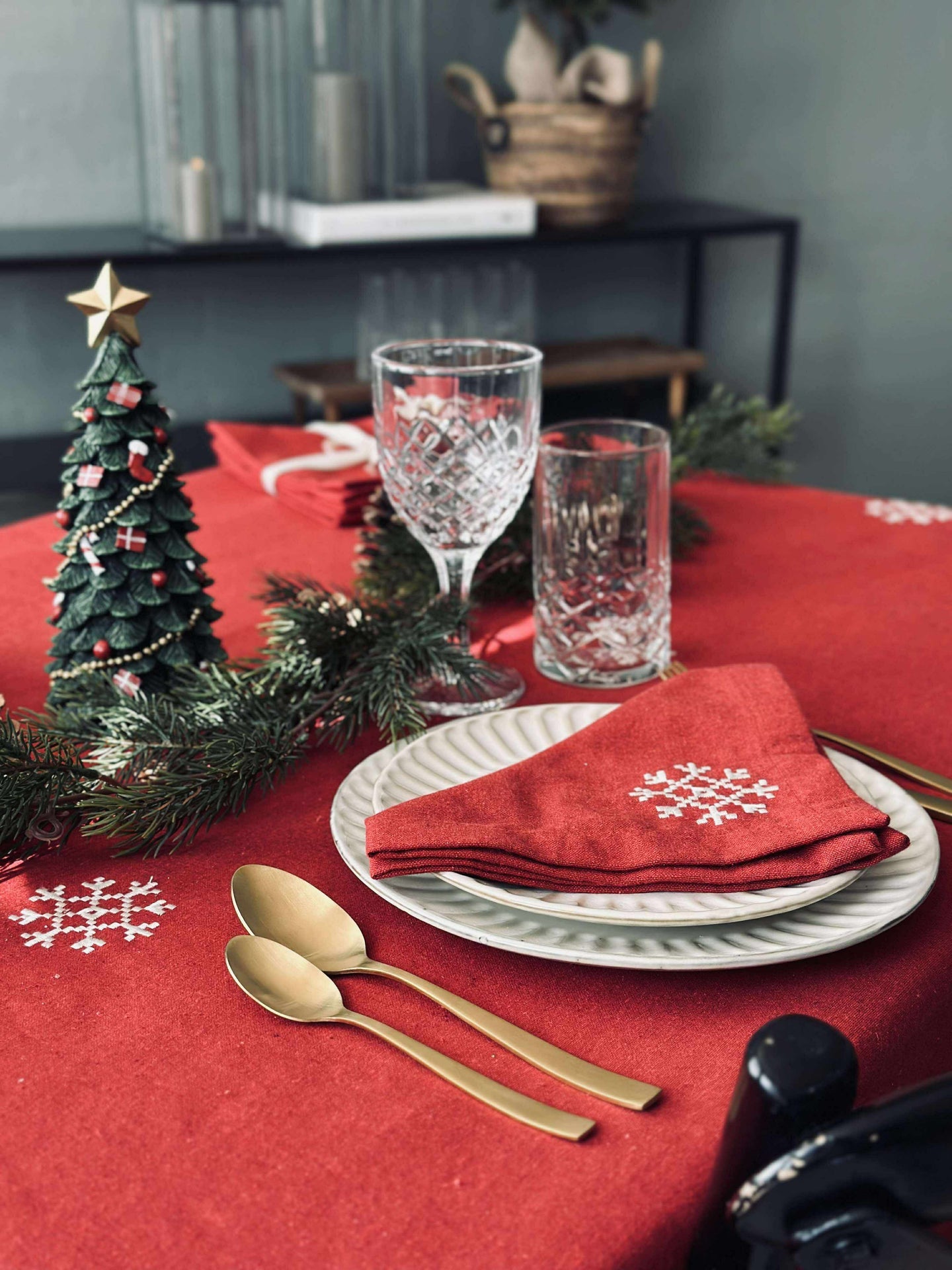 Rød juleduk med broderi - Flere størrelser
