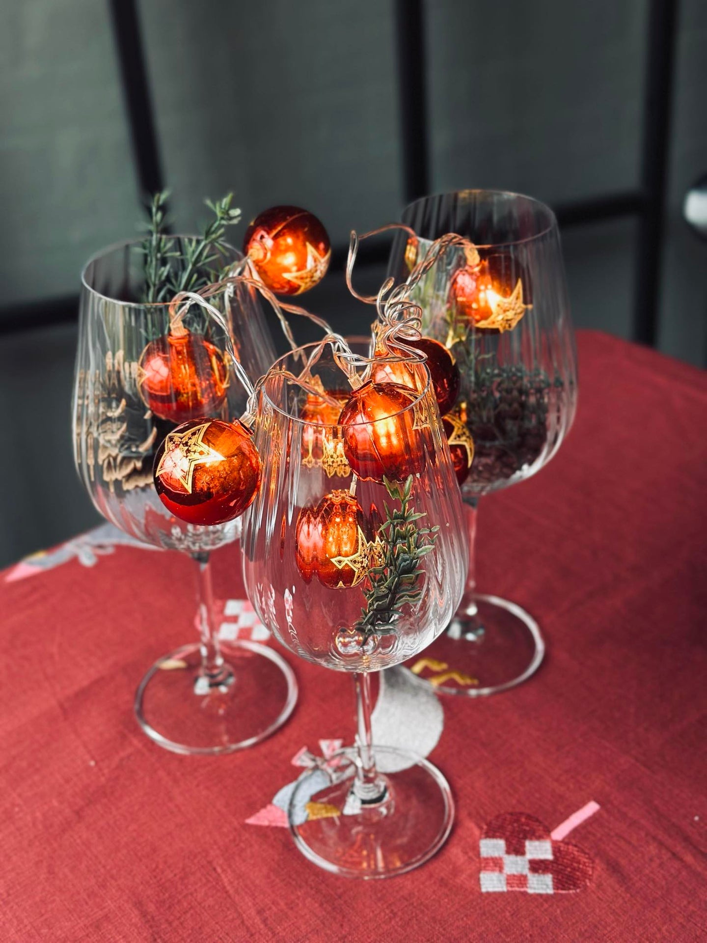 Lyskjede med små julekuler