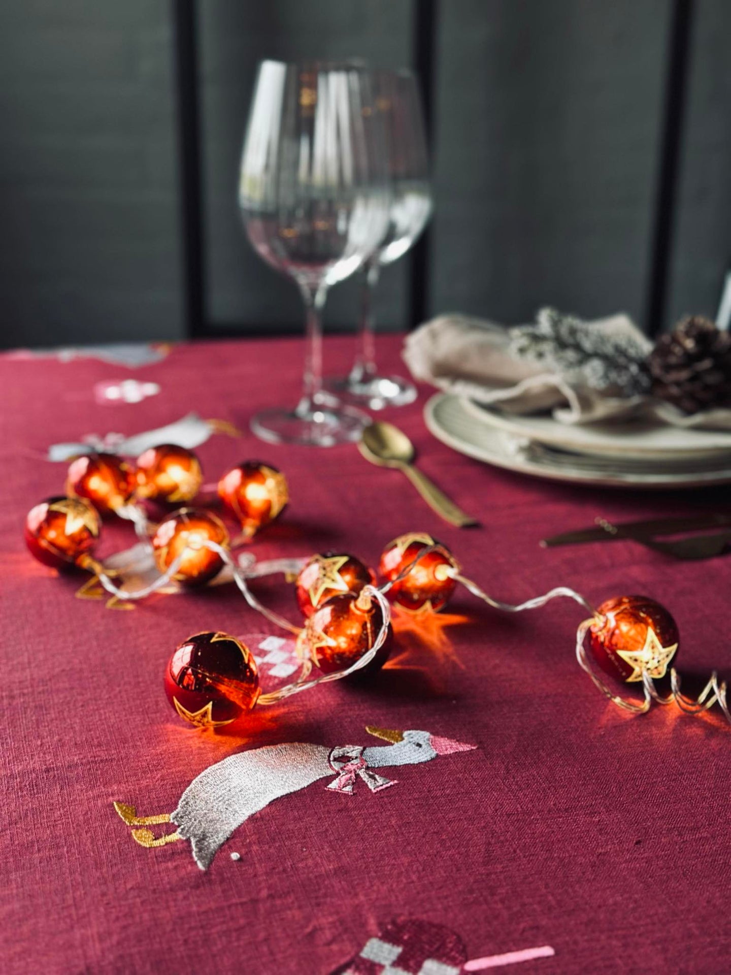 Lyskjede med små julekuler