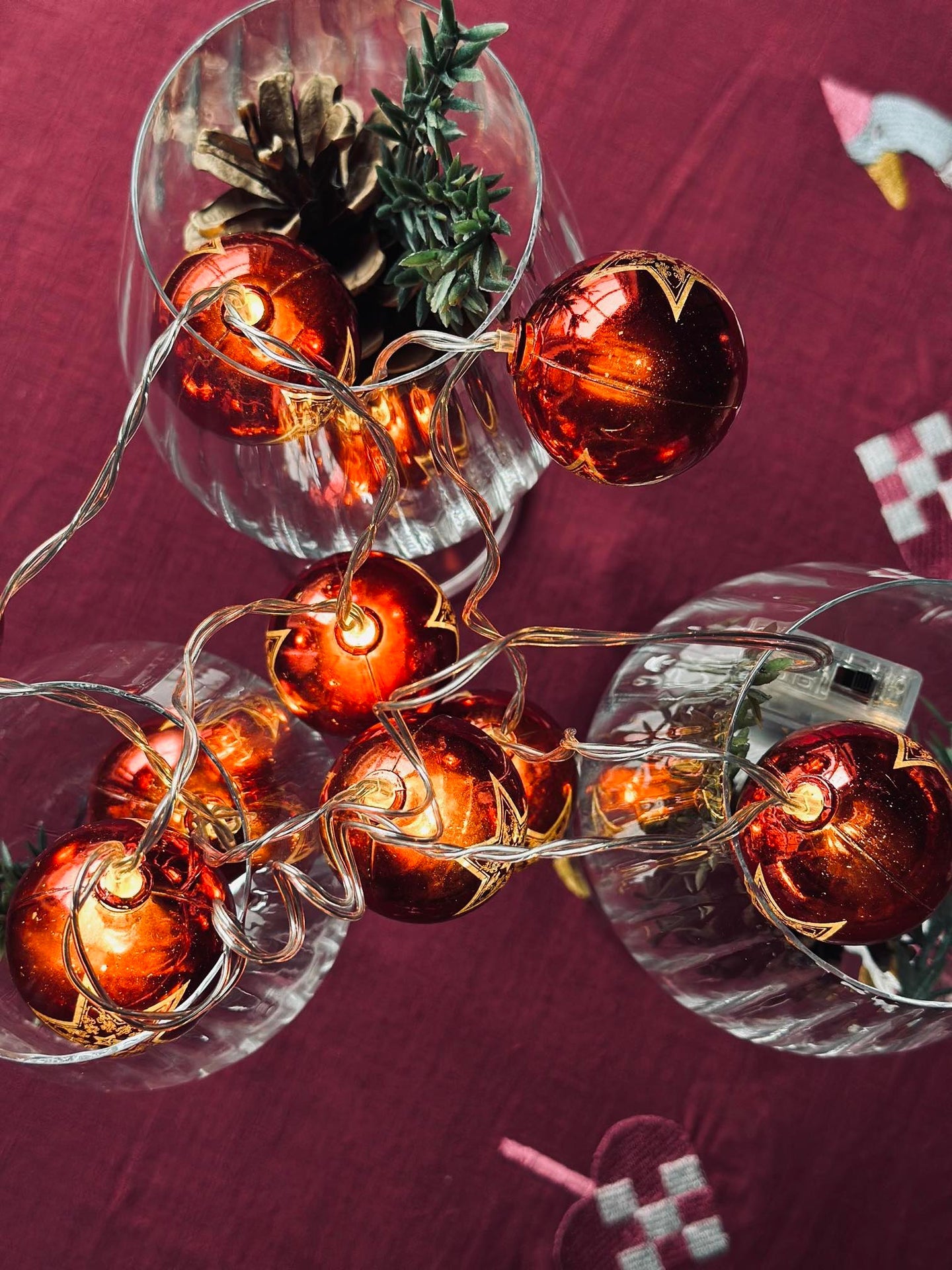 Lyskjede med små julekuler