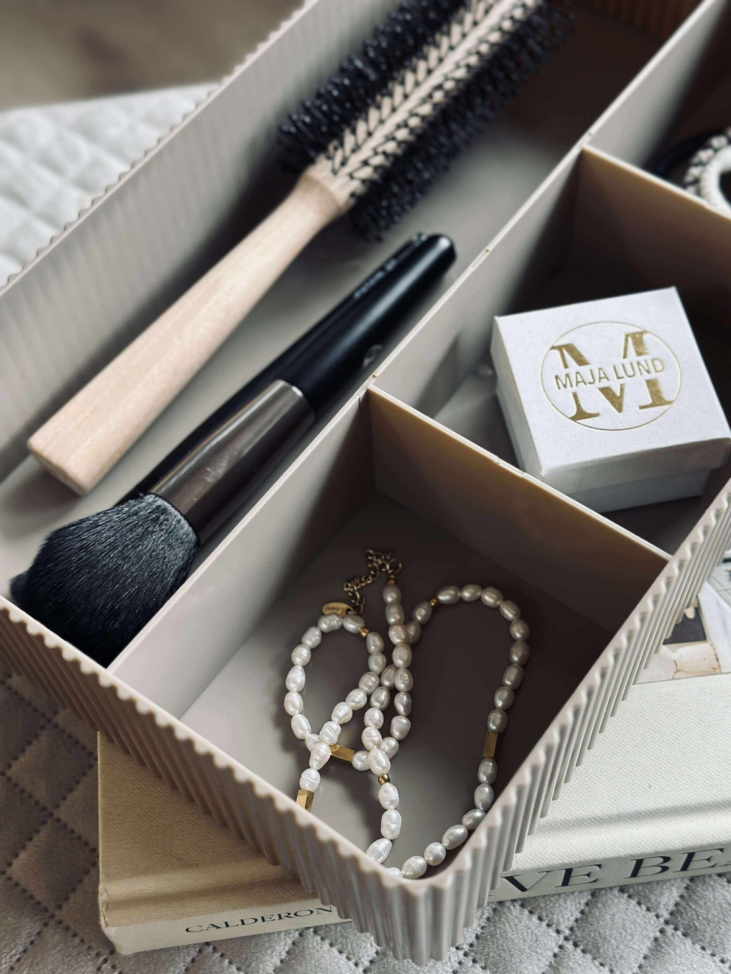 Makeup-organizer med rominndeling - Taupe