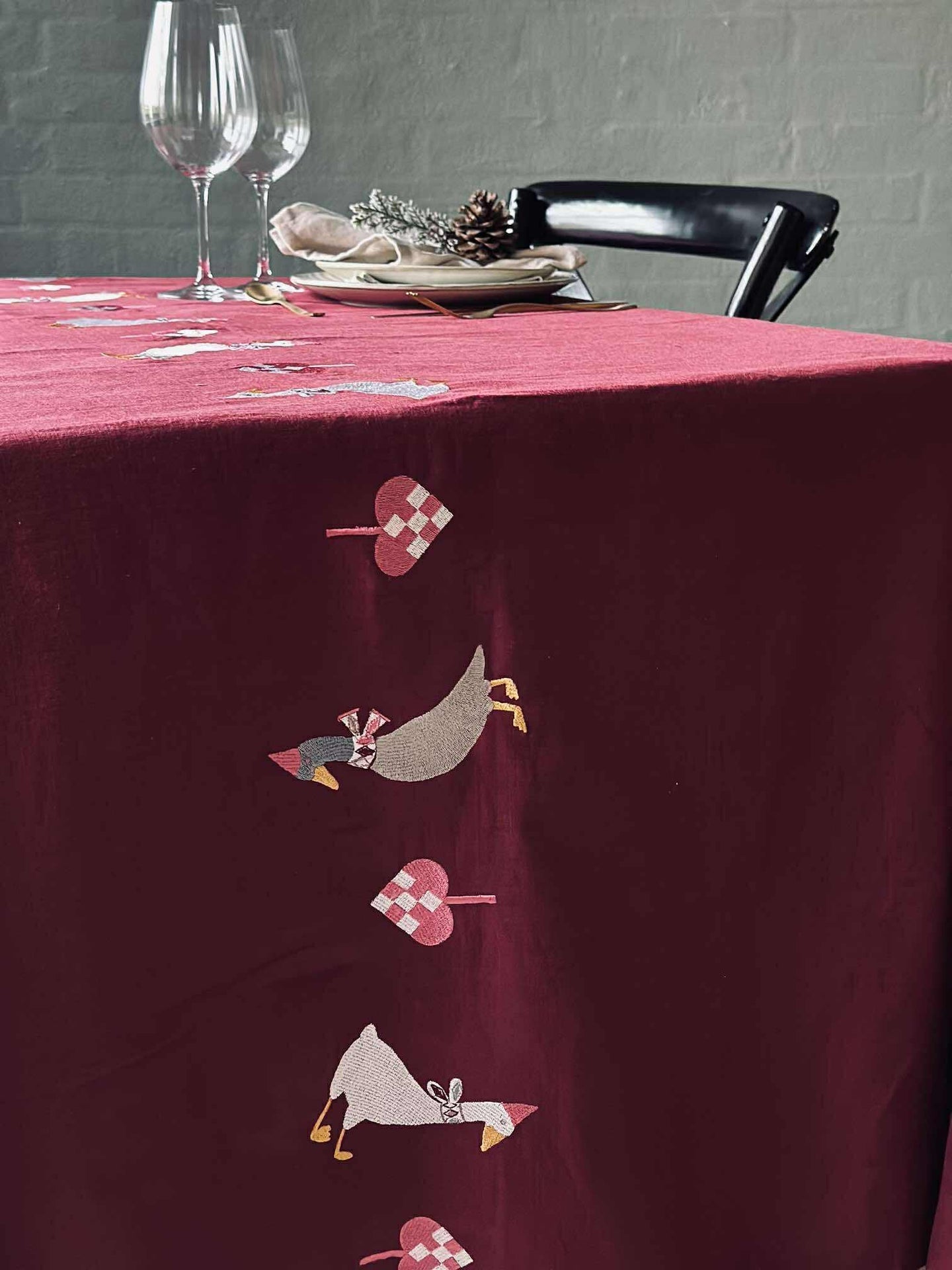Juleduk 140x240 - Broderi med ender
