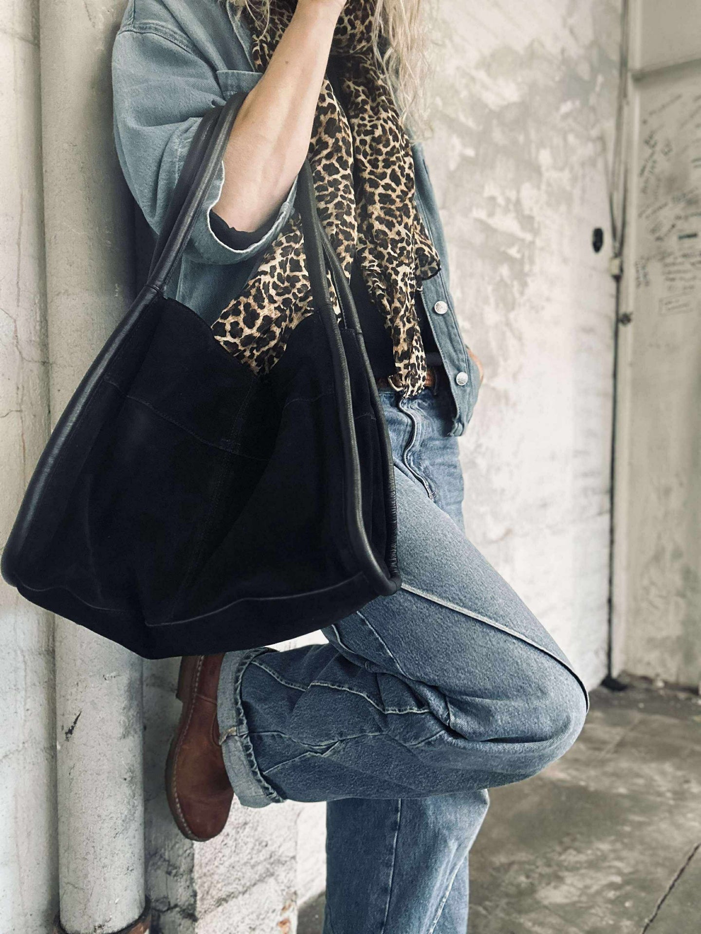 Shopper i svart ruskinn