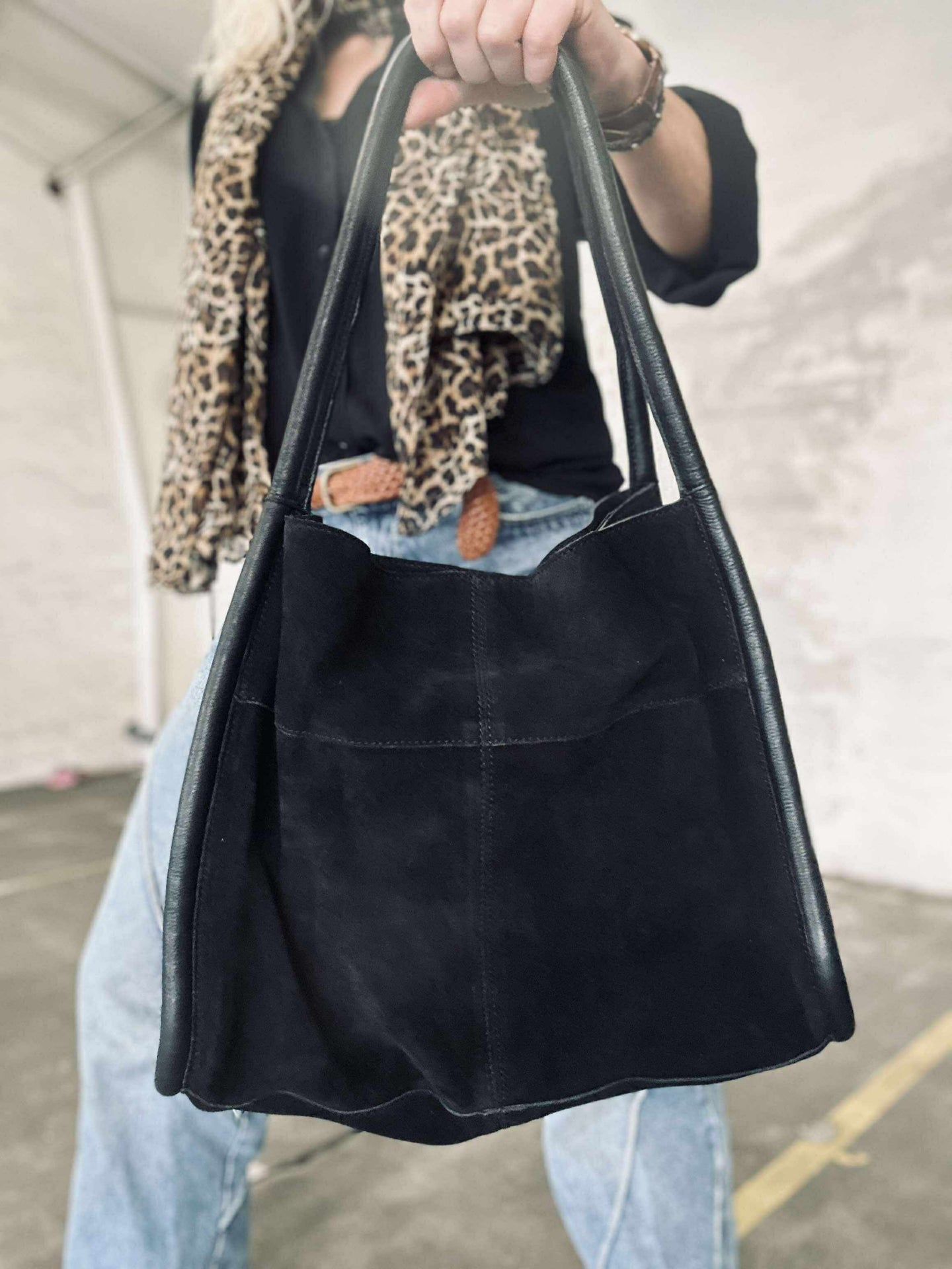 Shopper i svart ruskinn