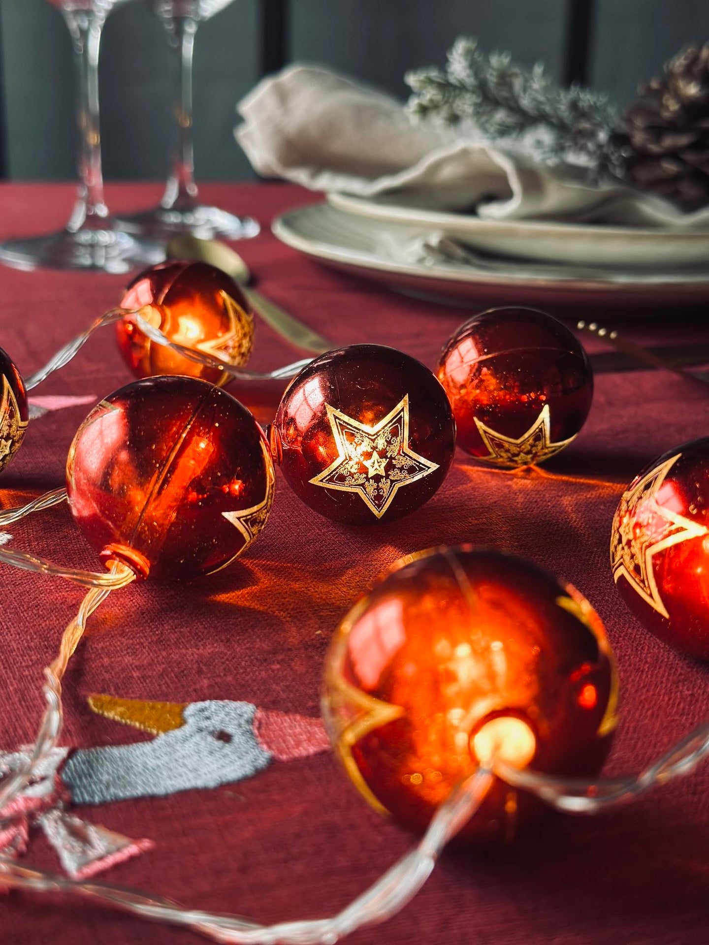 Lyskjede med små julekuler