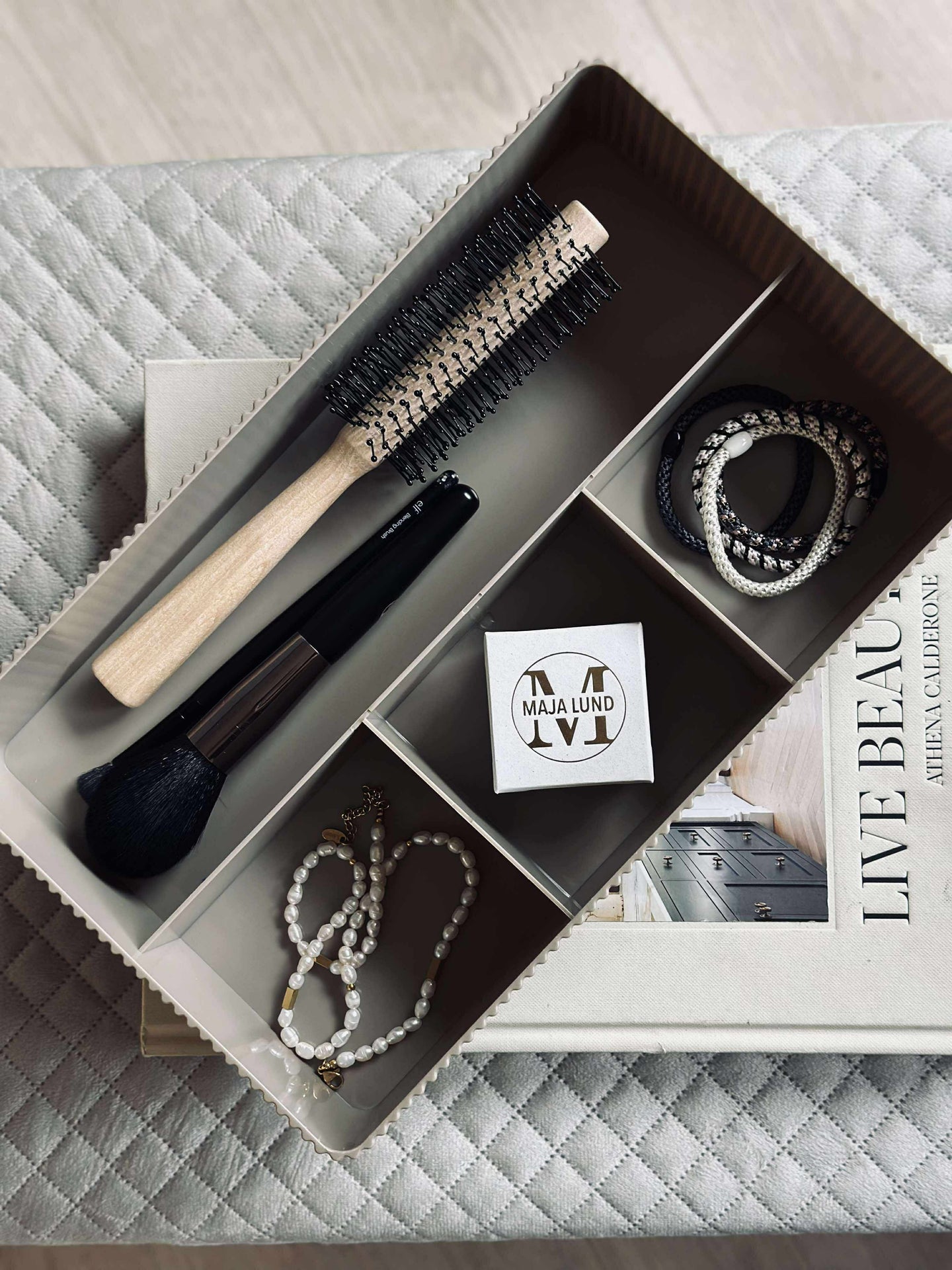 Makeup-organizer med rominndeling - Taupe