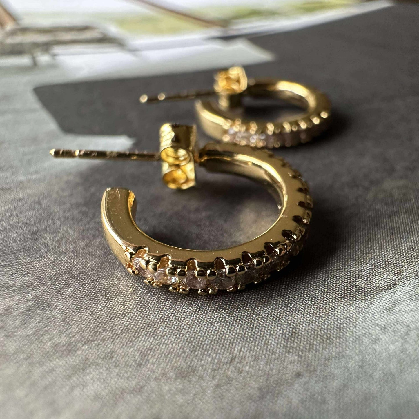 Øredobber IZA med klare zirkoner - forgylt