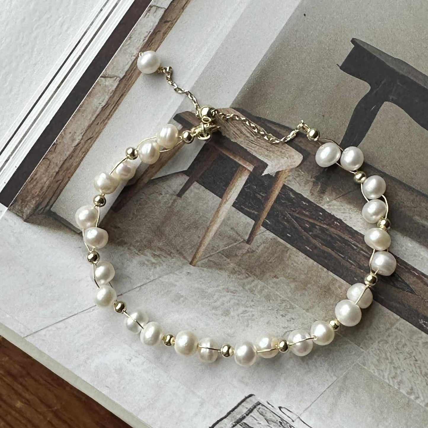 Armbånd Miko - med ekte ferskvannsperler