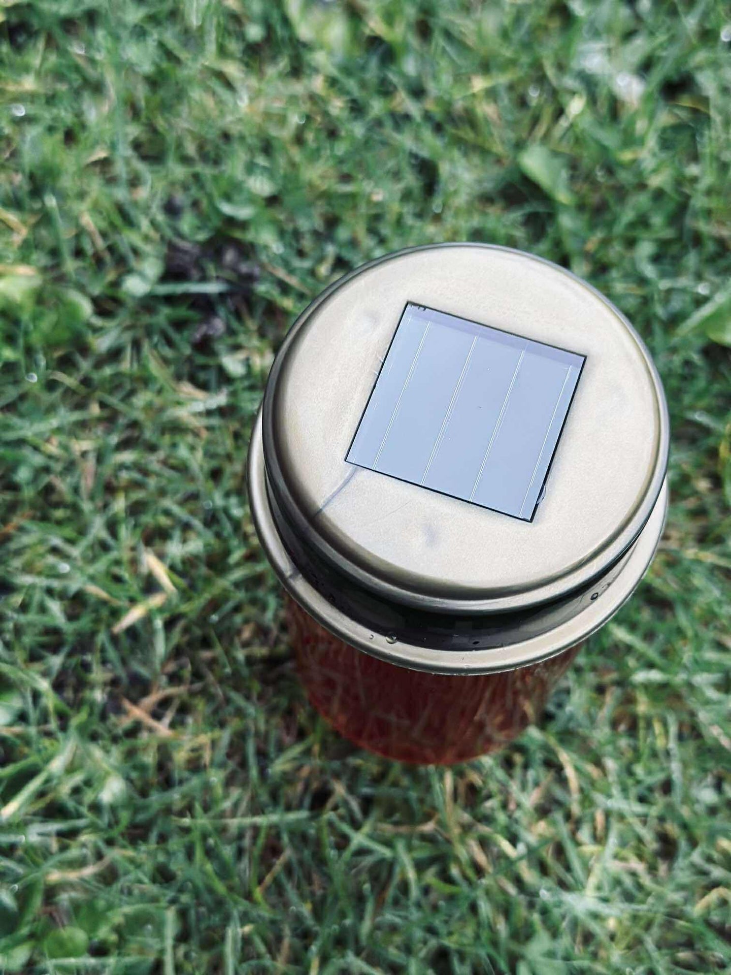 Gravlys med solceller - Rød